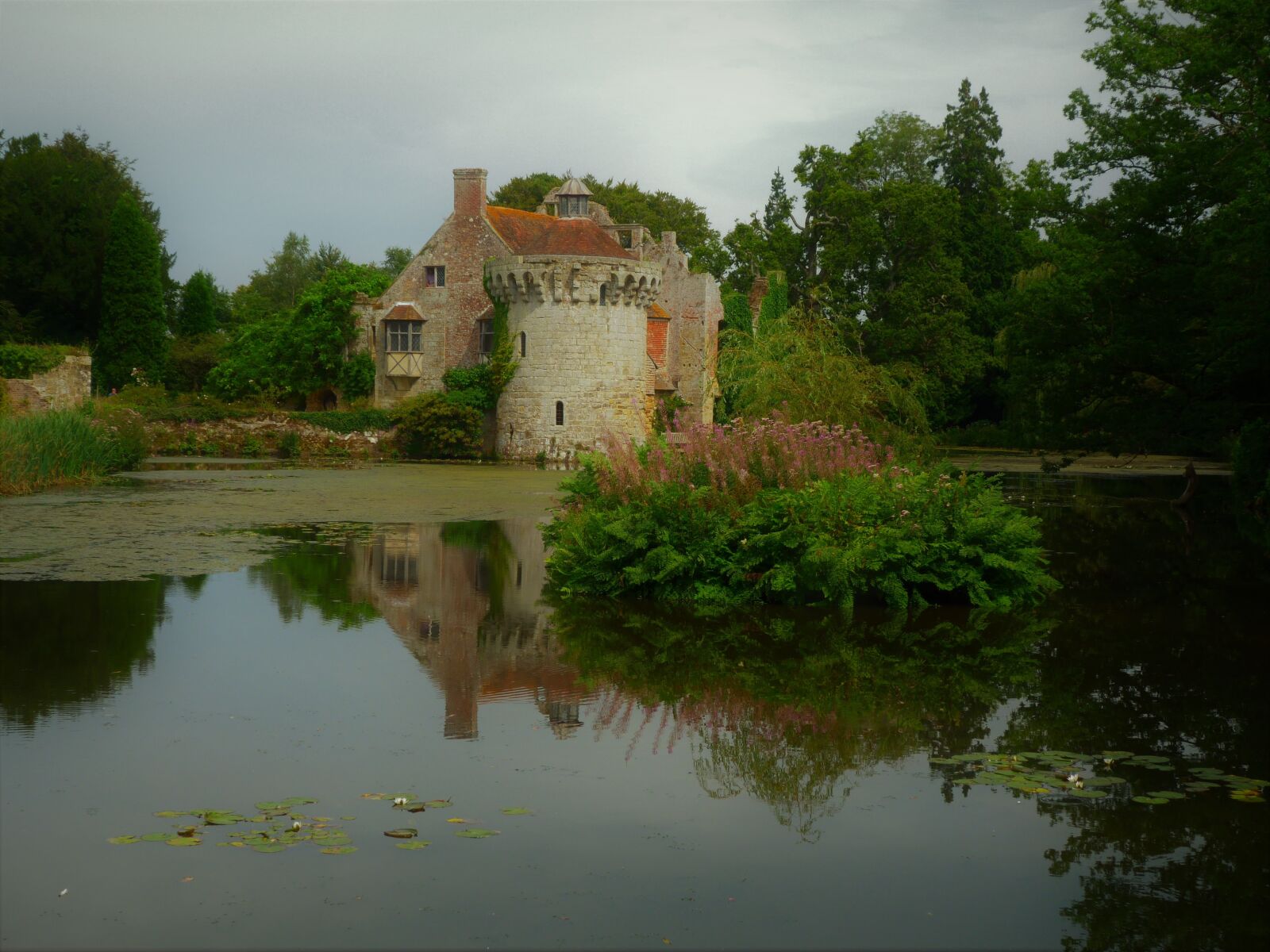 Panasonic Lumix DMC-FZ40 (Lumix DMC-FZ45) sample photo. Architecture, castle, water photography