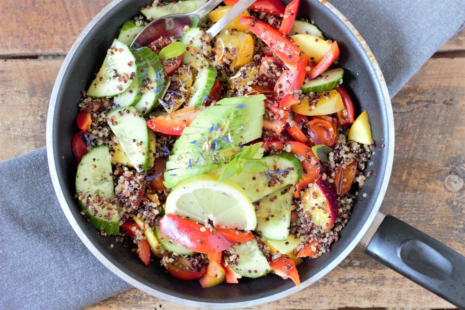 Canon EOS 600D (Rebel EOS T3i / EOS Kiss X5) sample photo. Salad, quinoa, healthy photography