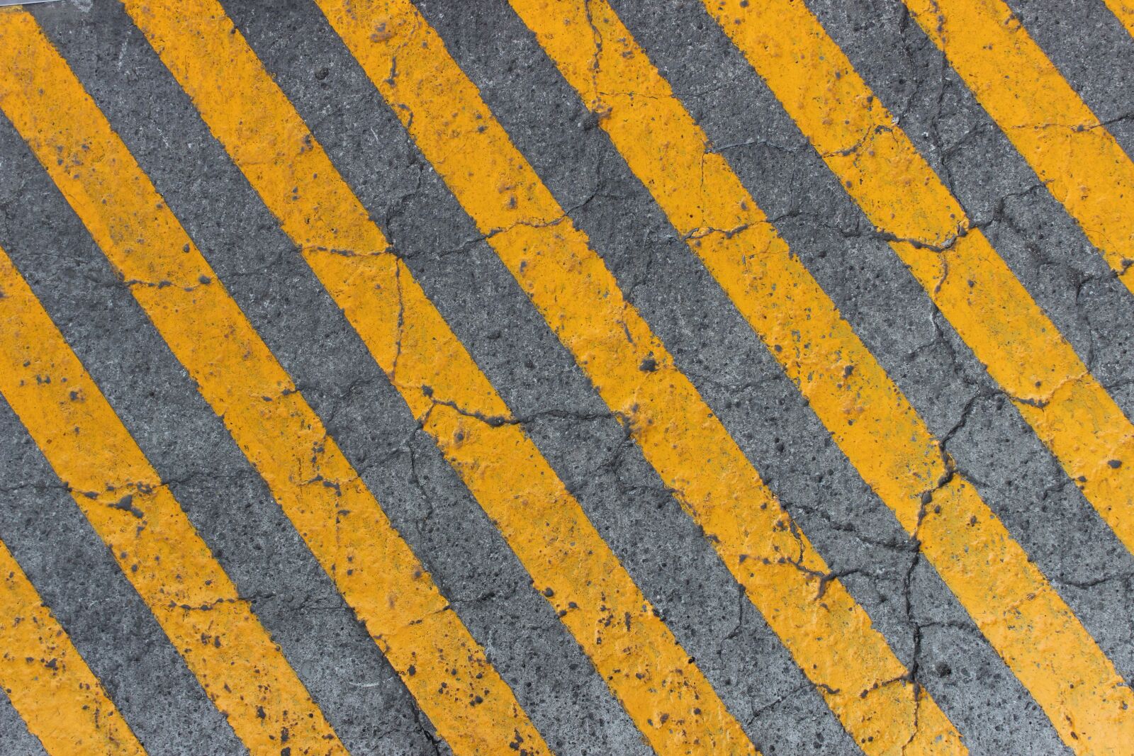 Canon EOS 600D (Rebel EOS T3i / EOS Kiss X5) sample photo. Floor, lines, street photography