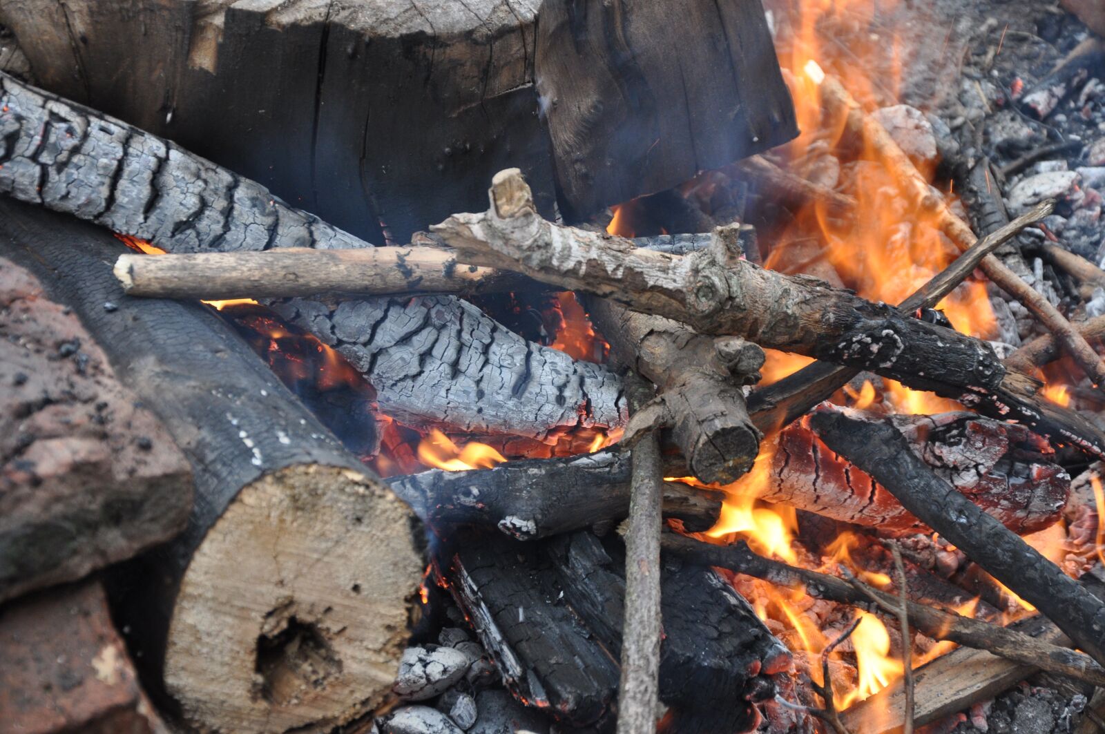 Nikon D90 sample photo. Fire, logs, flame photography