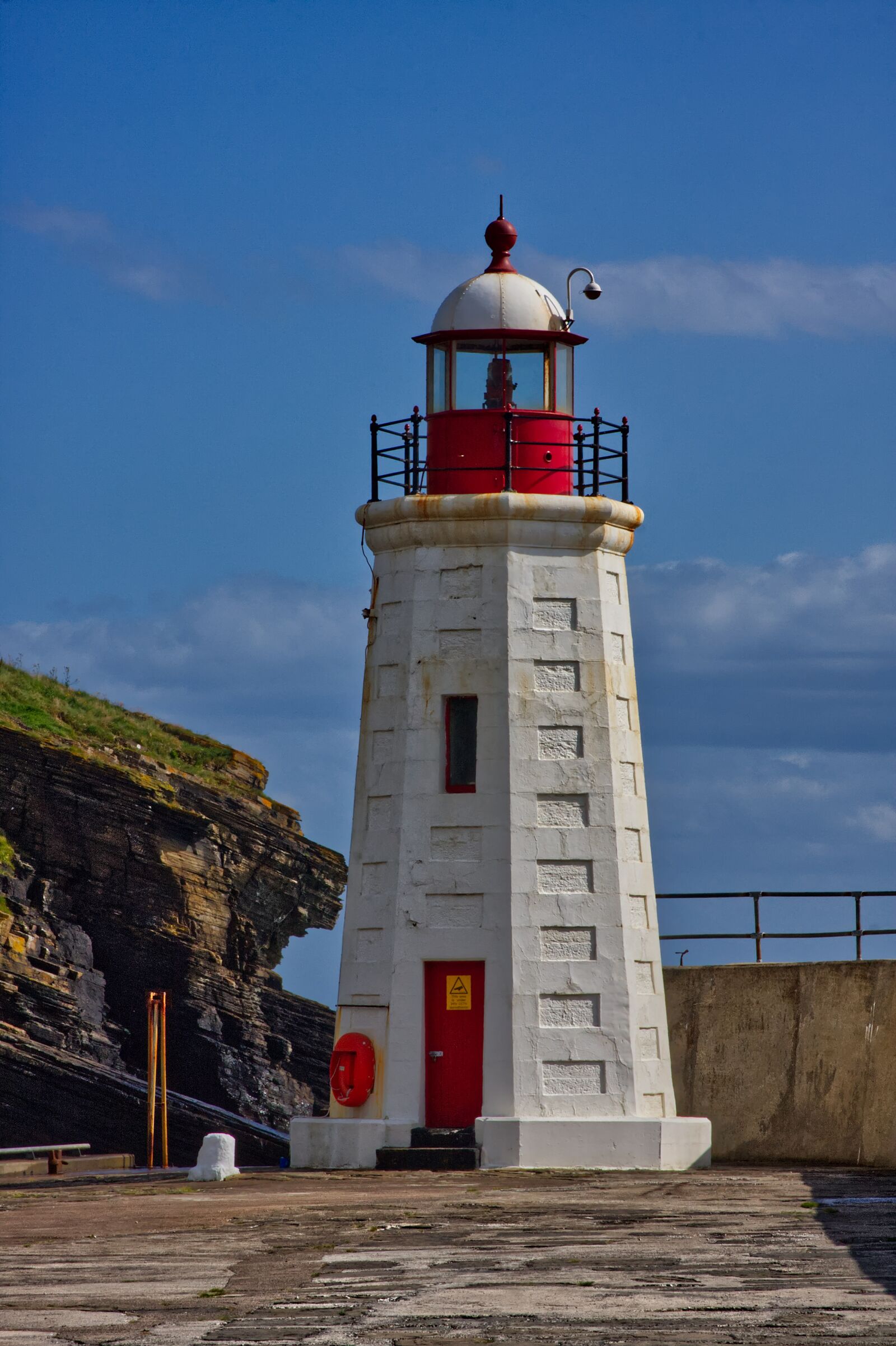 Canon EOS 40D + Canon EF 28-135mm F3.5-5.6 IS USM sample photo. Scotland, lighthouse, seascape photography