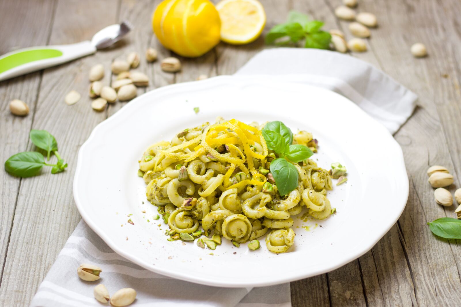 Canon EOS 600D (Rebel EOS T3i / EOS Kiss X5) + Canon EF 50mm F1.8 STM sample photo. Pasta, noodles, pesto photography