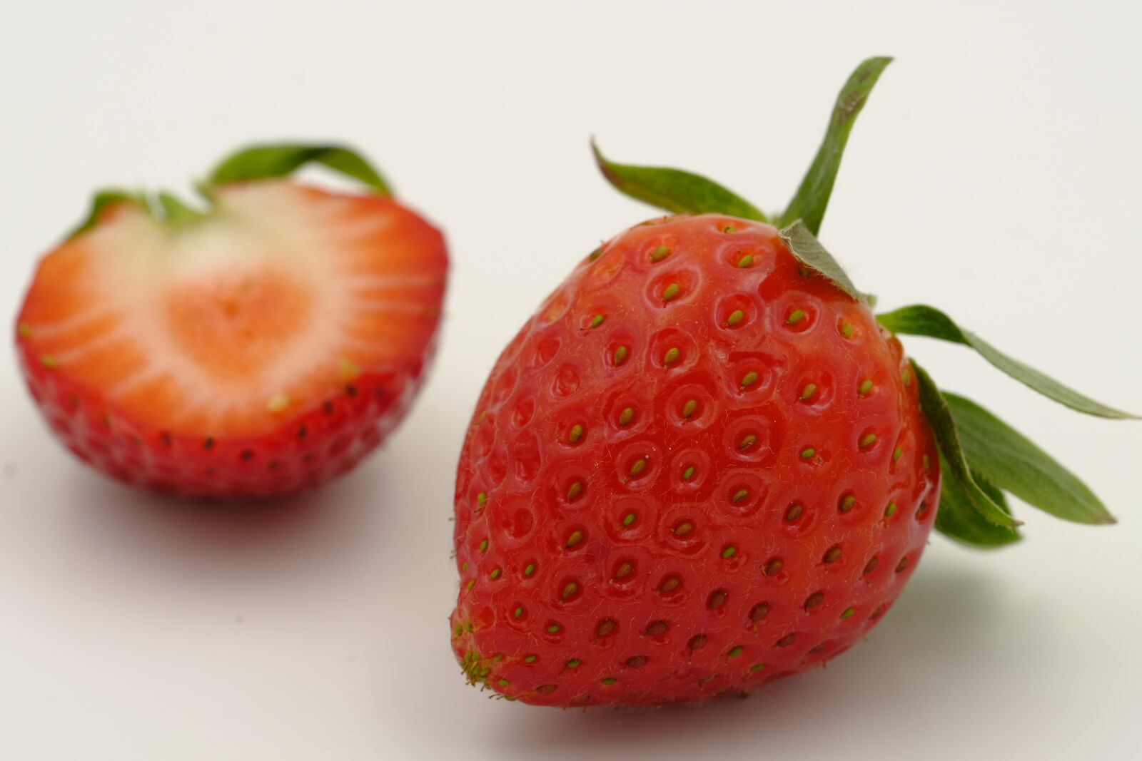 Fujifilm X-T2 + Fujifilm XF 80mm F2.8 R LM OIS WR Macro sample photo. Strawberries, berries, sliced photography