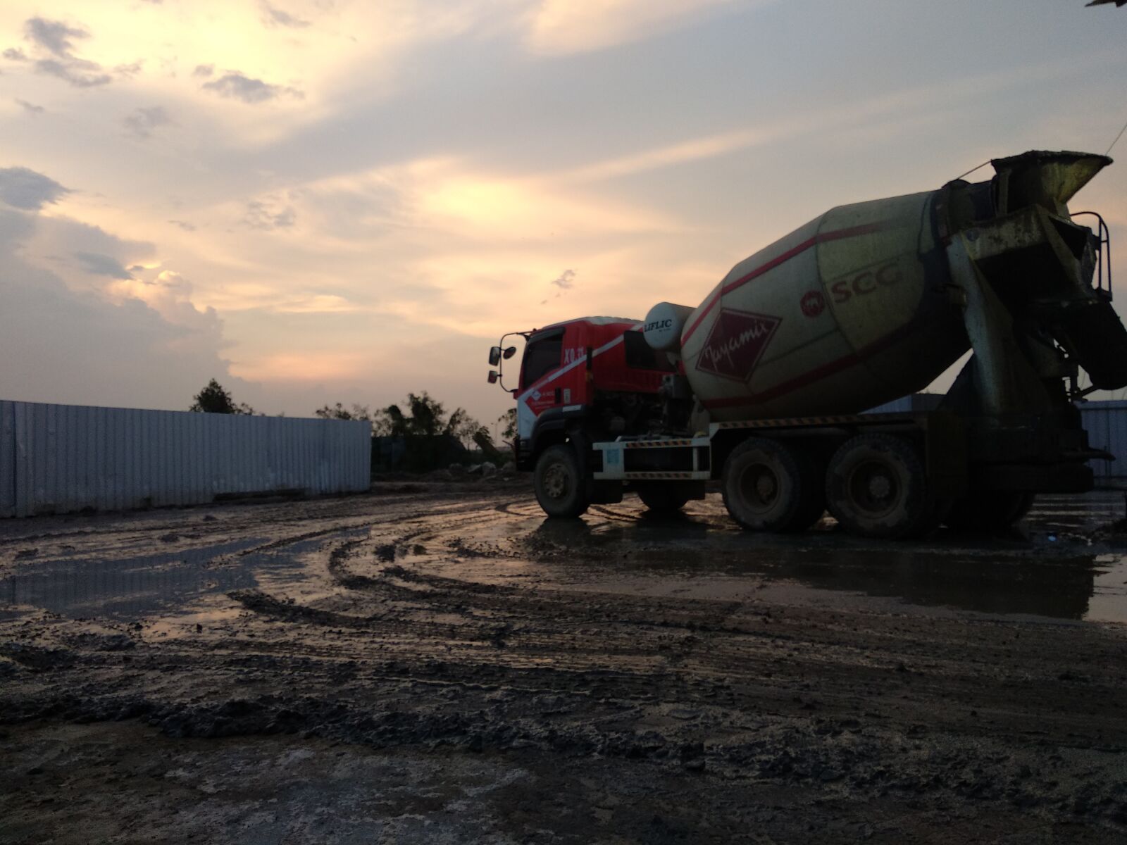 Xiaomi Mi A1 sample photo. Mixing truck, sunset, cloud photography