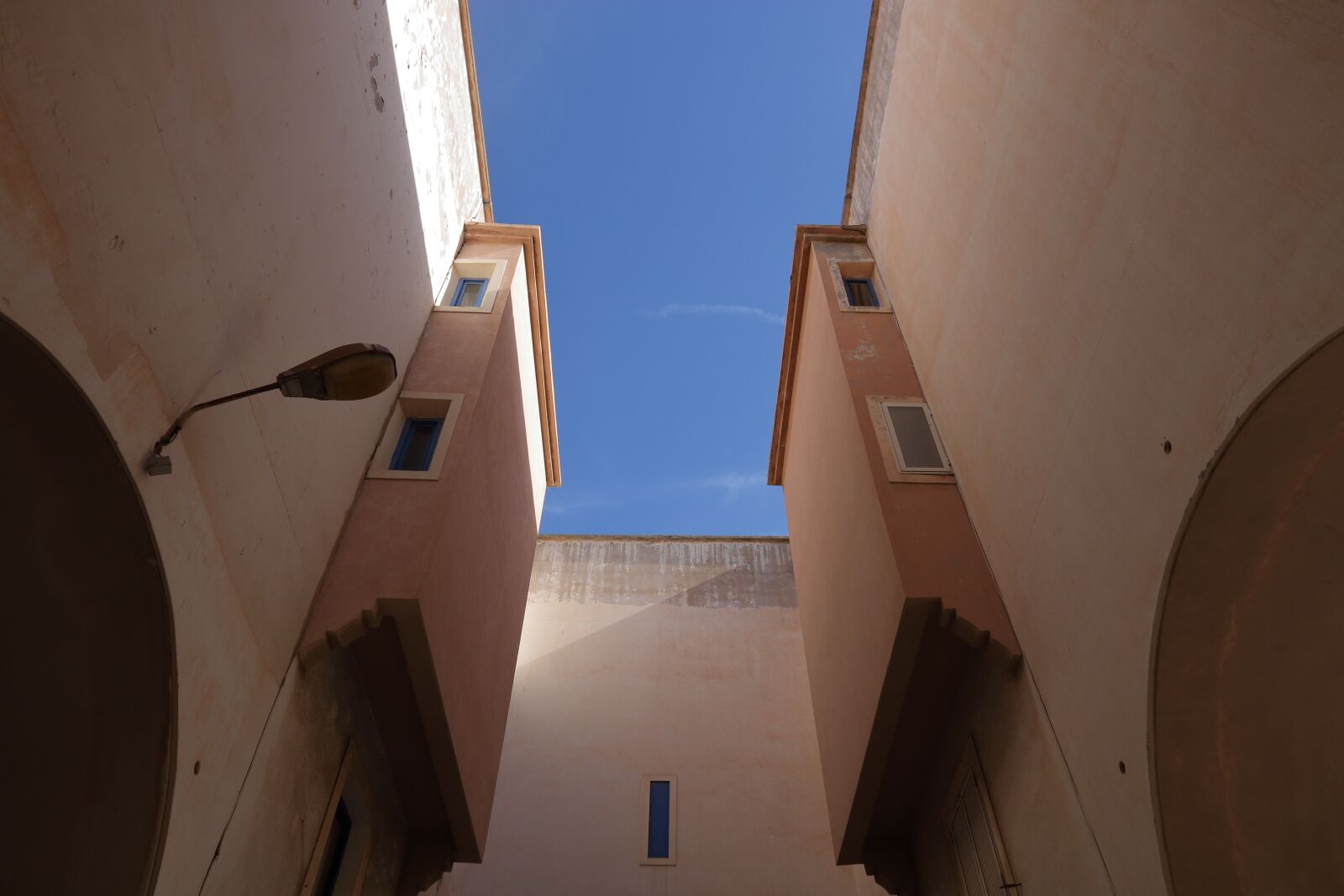 Canon EOS 750D (EOS Rebel T6i / EOS Kiss X8i) sample photo. Morocco, essaouira, building photography