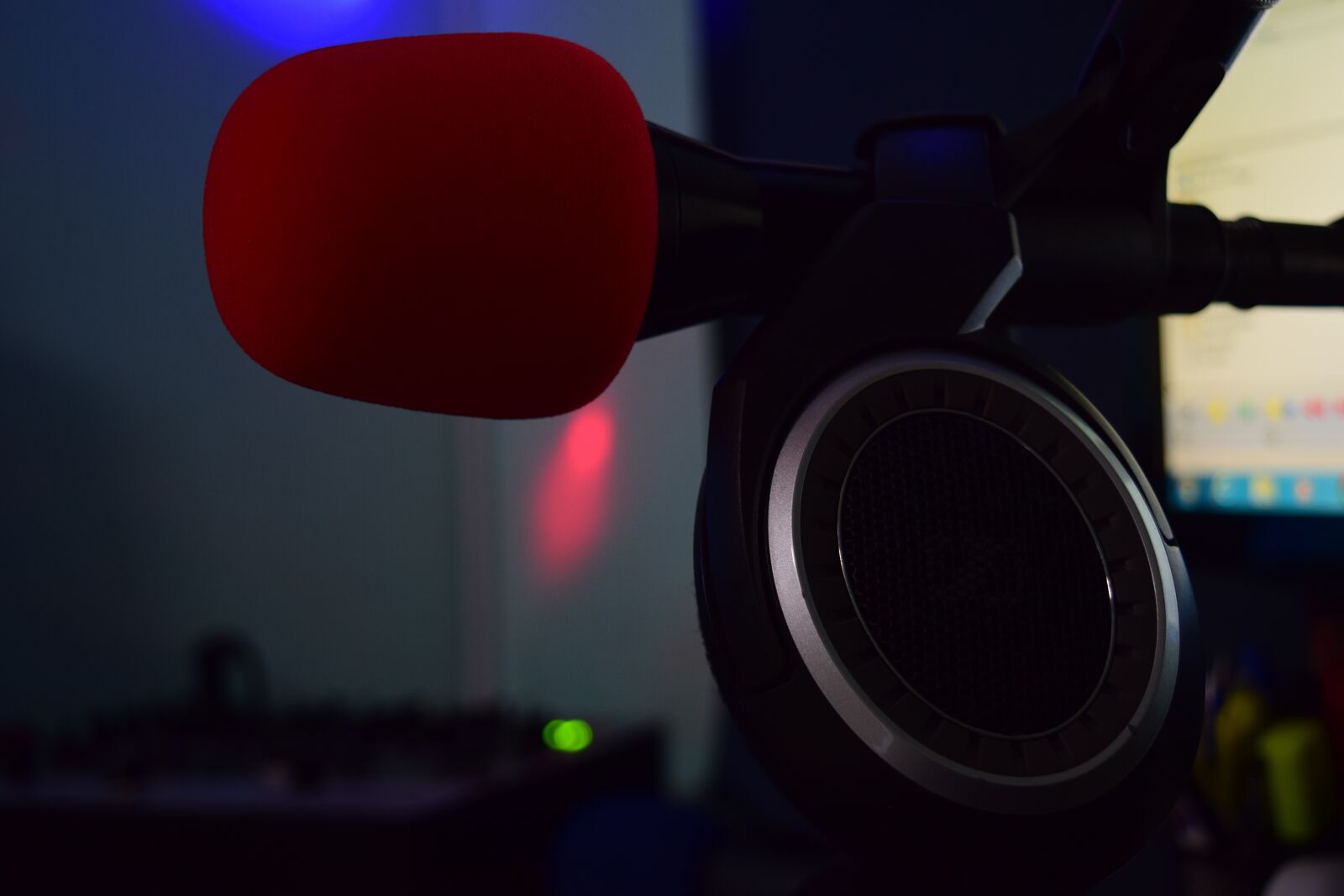 Nikon D3300 sample photo. Music, microphone, hearing aid photography