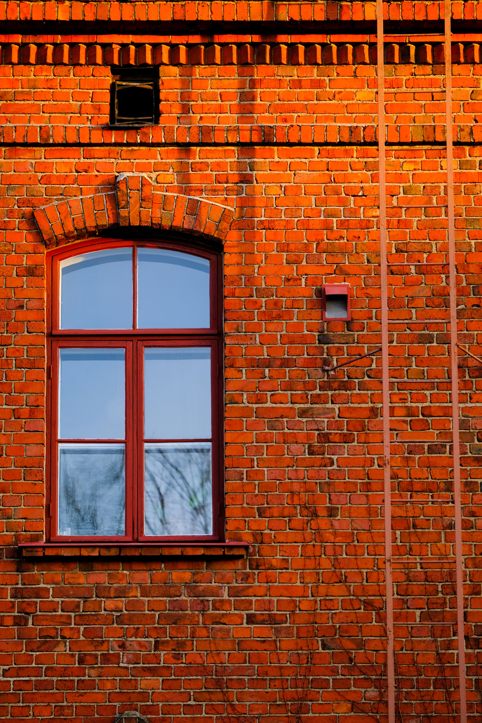 Fujifilm XF 50-140mm F2.8 R LM OIS WR sample photo. Good morning brickwall photography