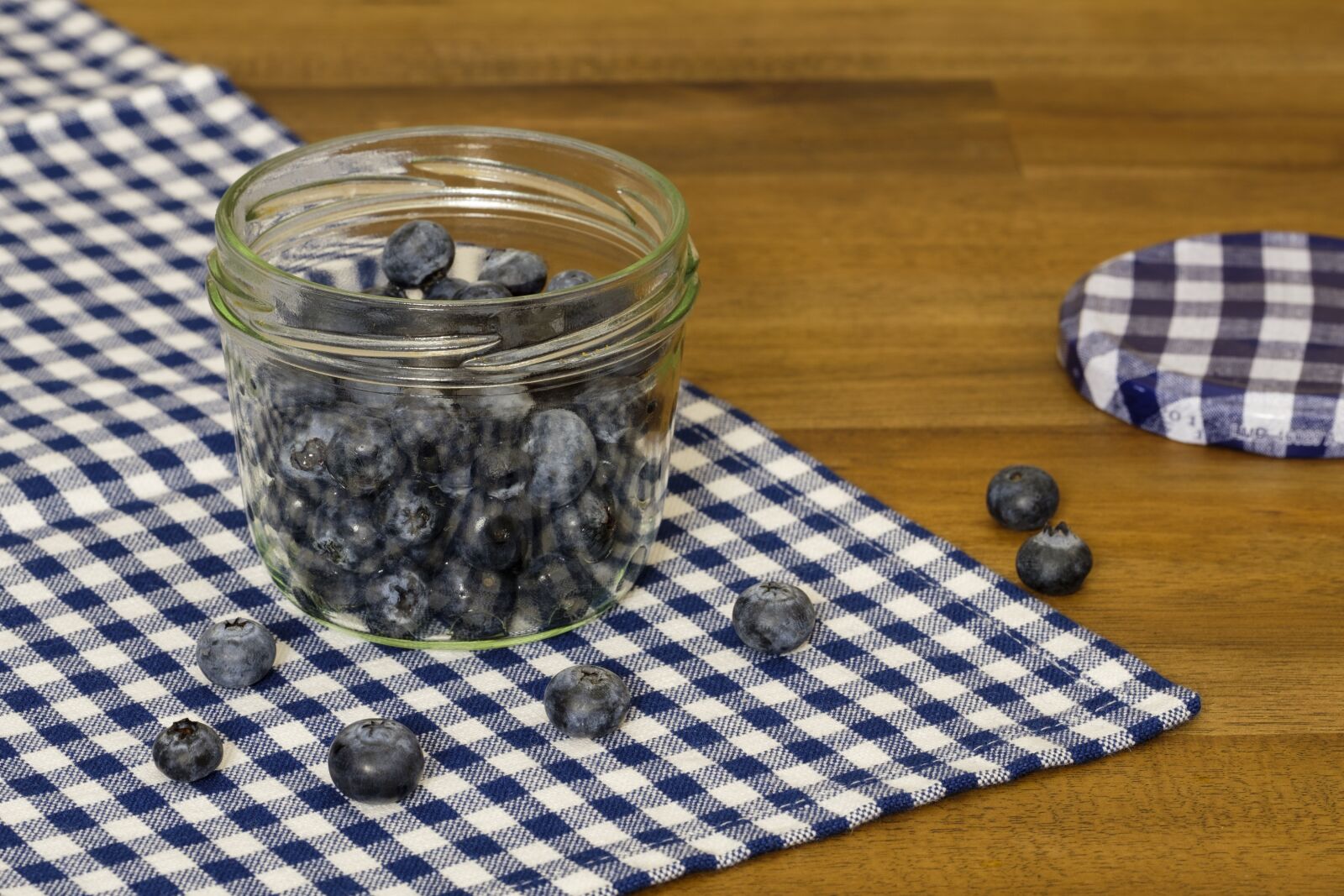Fujifilm X-T2 + Fujifilm XF 80mm F2.8 R LM OIS WR Macro sample photo. Blueberry, besing, black berry photography
