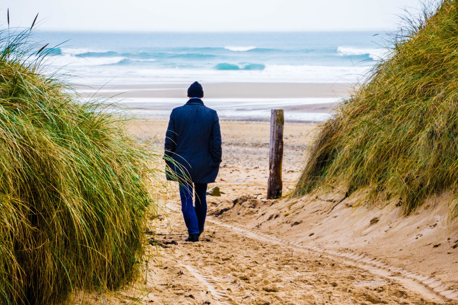 Canon EOS 550D (EOS Rebel T2i / EOS Kiss X4) sample photo. Man at sea, dune photography
