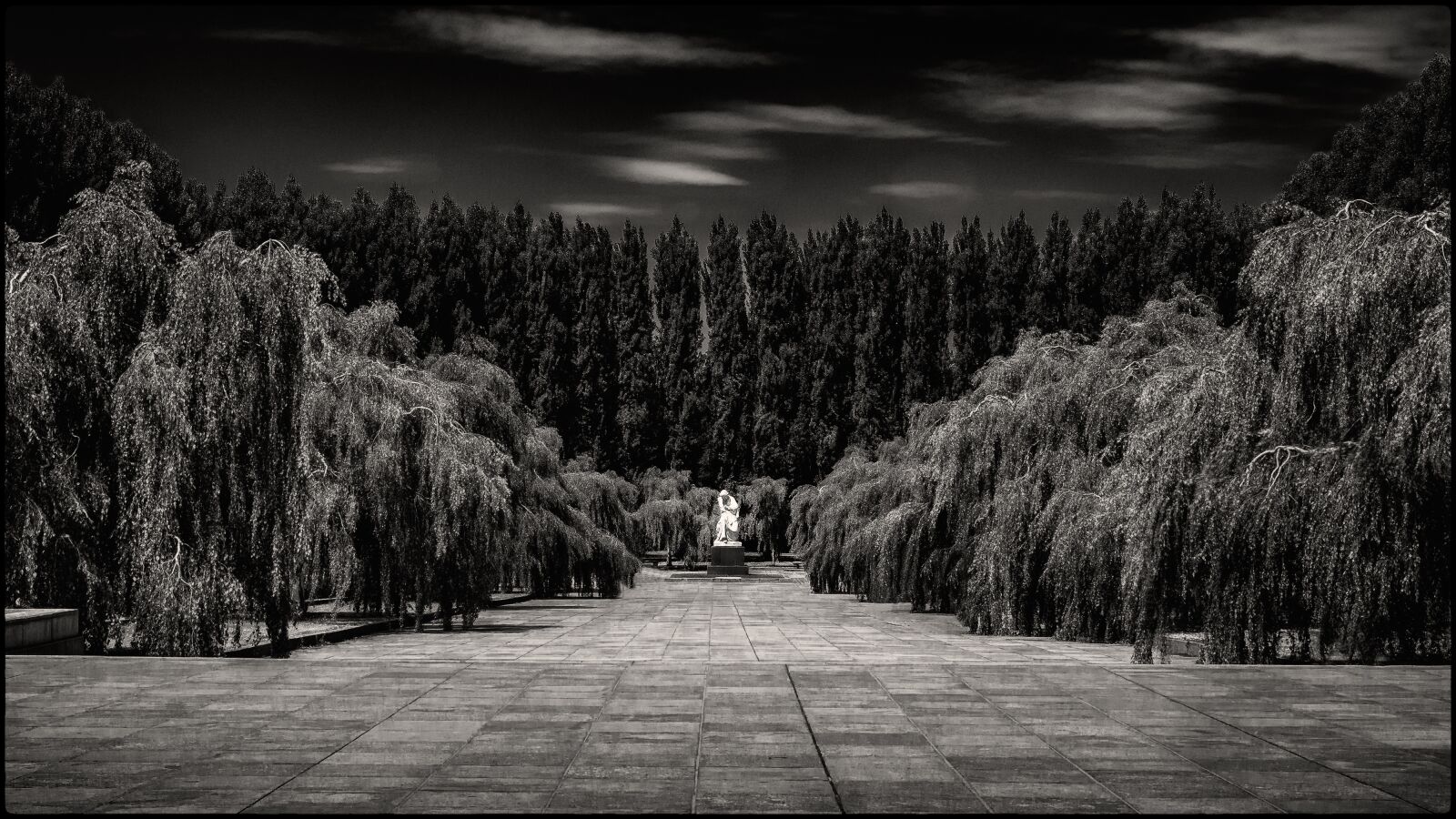 Olympus OM-D E-M10 sample photo. Black white, park, statue photography