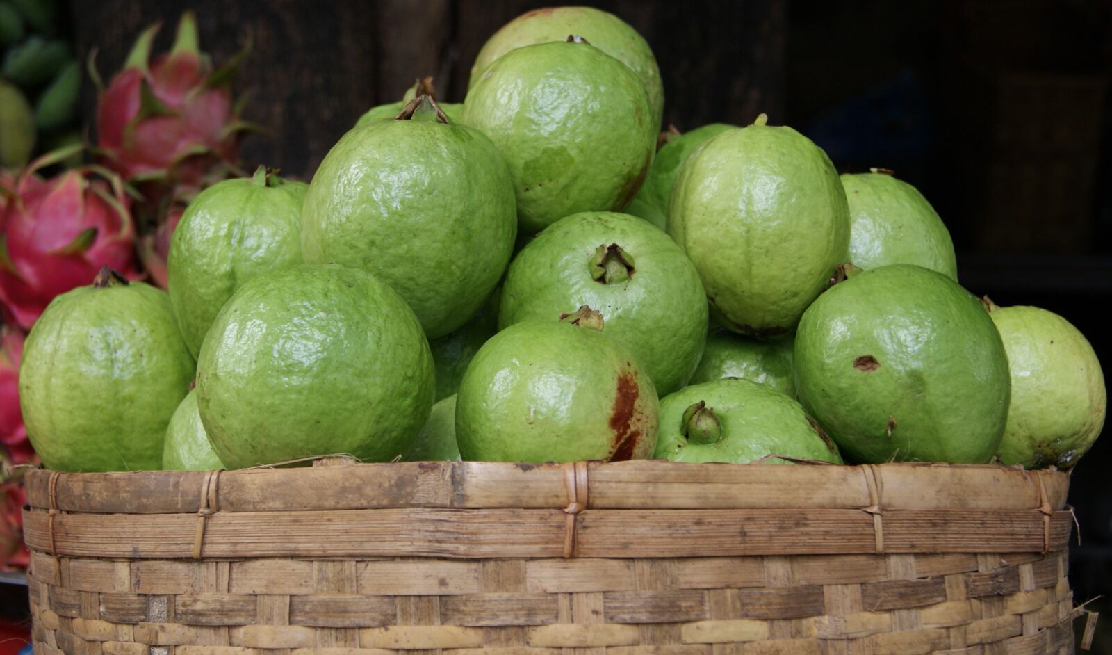 Sony Alpha DSLR-A230 sample photo. Guava, fruit, tropical photography