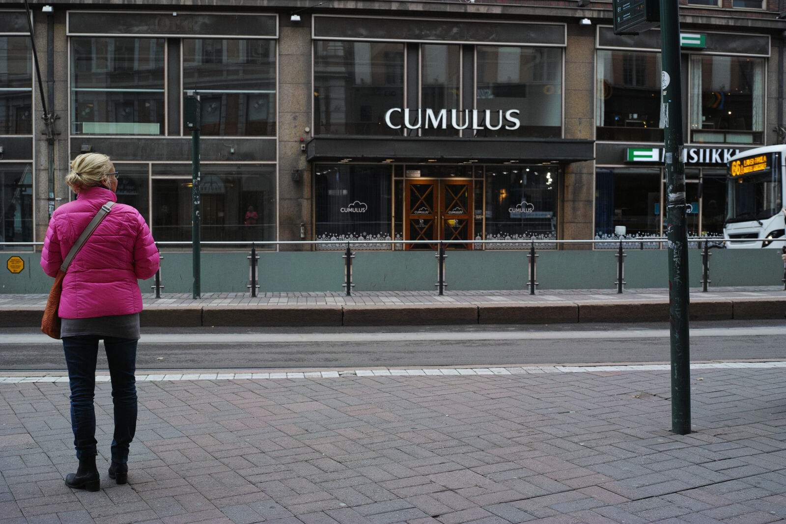 Sigma 30mm F2.8 sample photo. Pink waiting for the photography