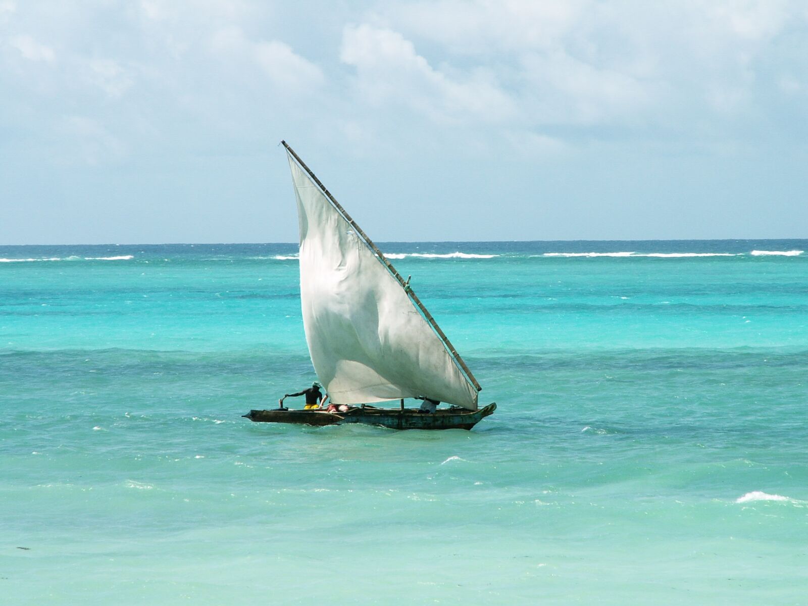 KONICA MINOLTA DiMAGE Z3 sample photo. Boat, fisherman, sea photography
