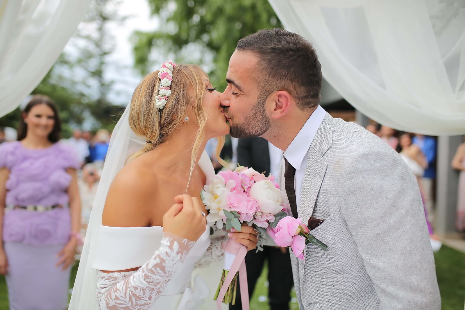 Canon EOS 5D Mark III sample photo. Kiss, just married, groom photography