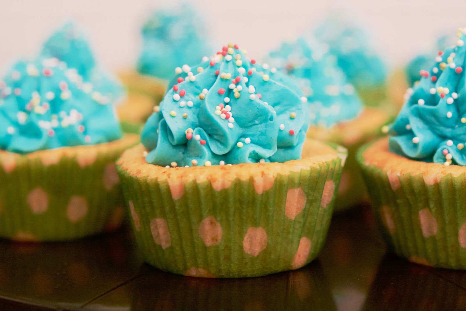Canon EOS 450D (EOS Rebel XSi / EOS Kiss X2) sample photo. Cupcake, frosting, blue photography