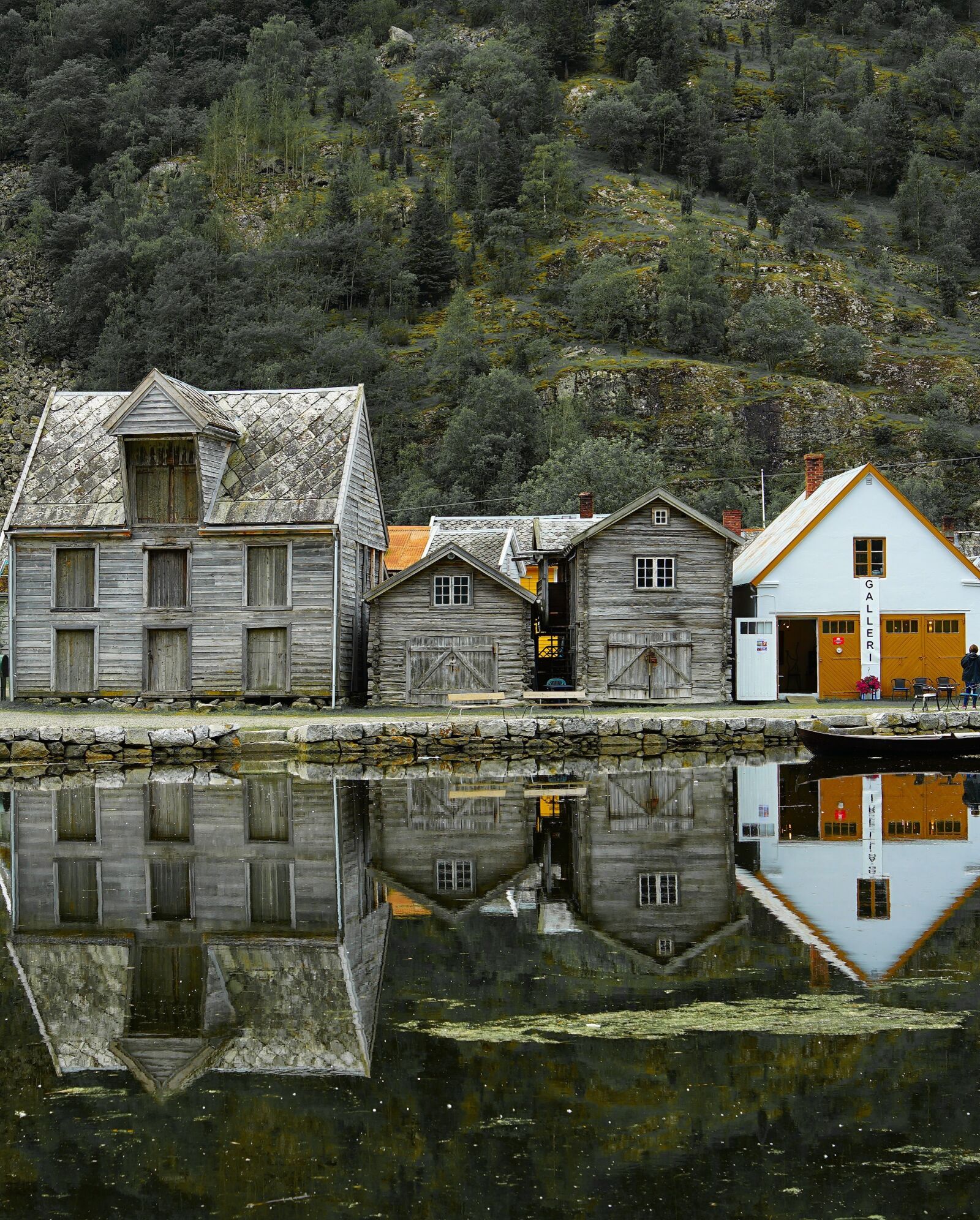 Sony a7 II sample photo. House, lake, mirroring photography