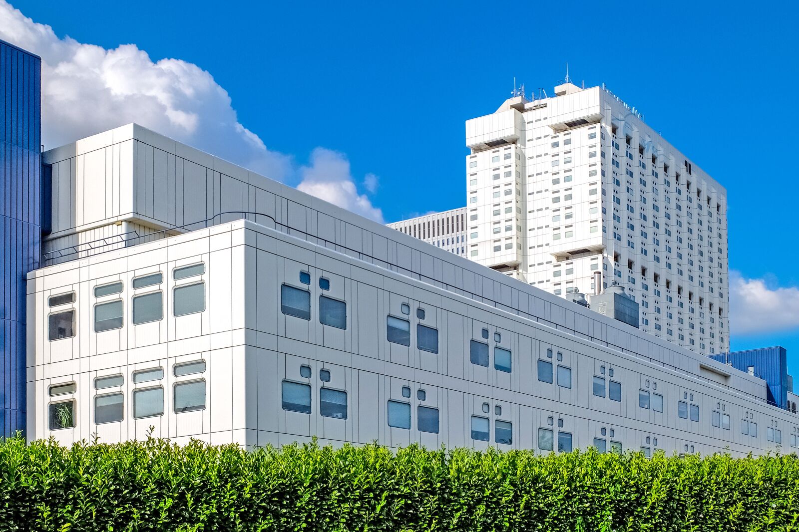 Fujifilm X30 sample photo. Building, hospital, white photography