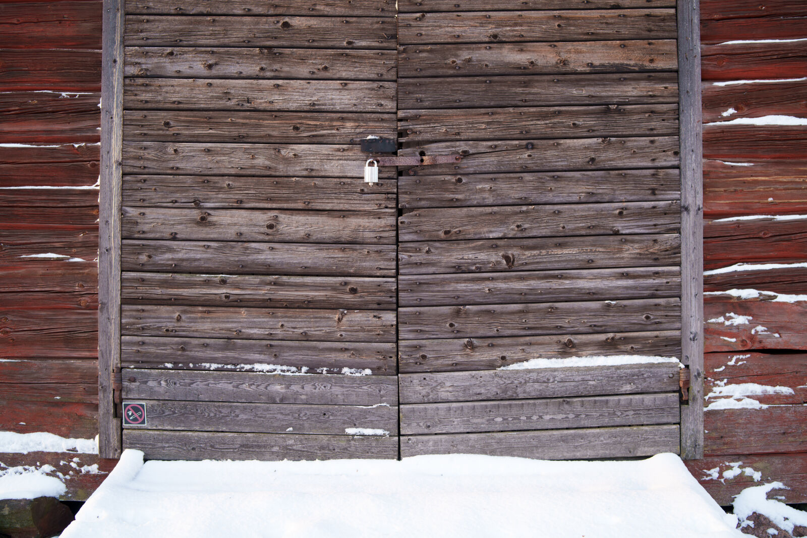 Samyang AF 35mm F1.4 P sample photo. Old barn door f4.0 photography