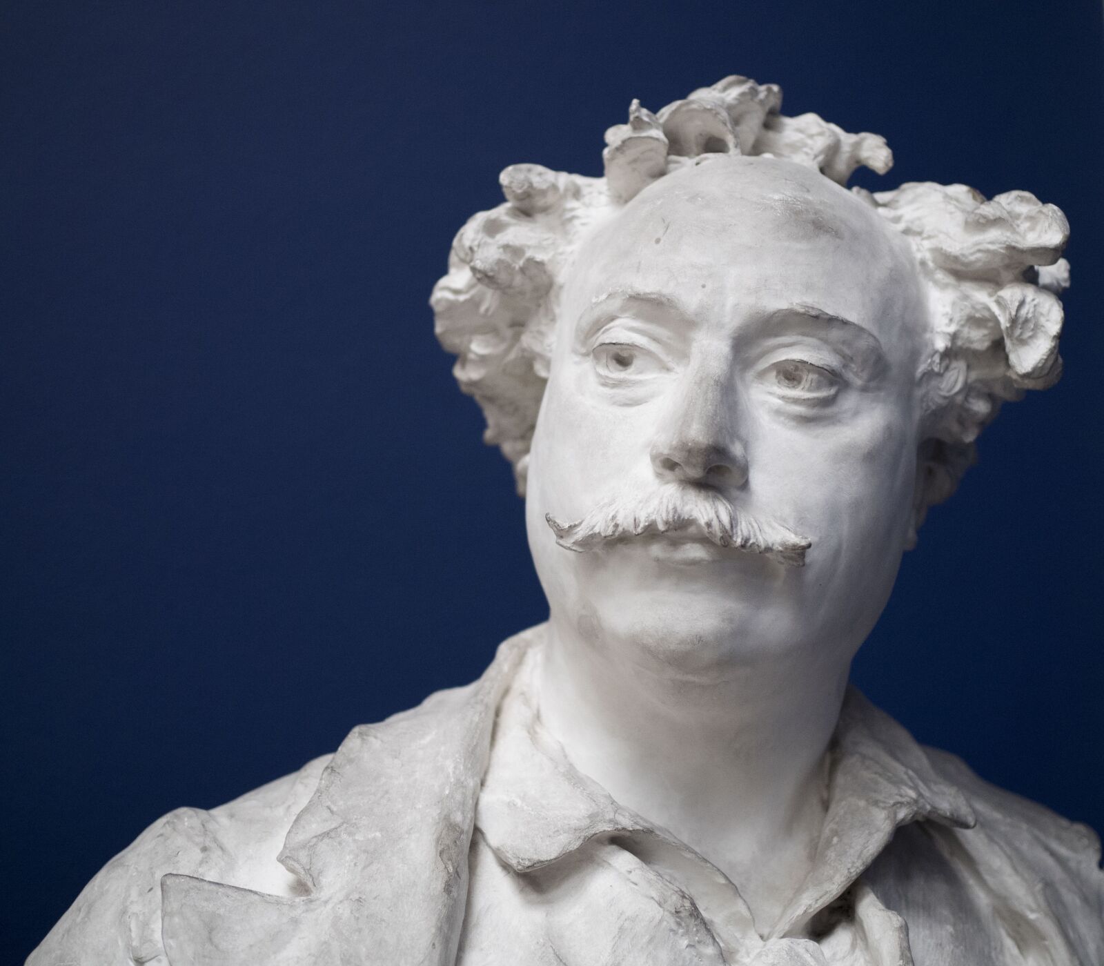 Olympus OM-D E-M5 II sample photo. Sculpture, statue, portrait photography