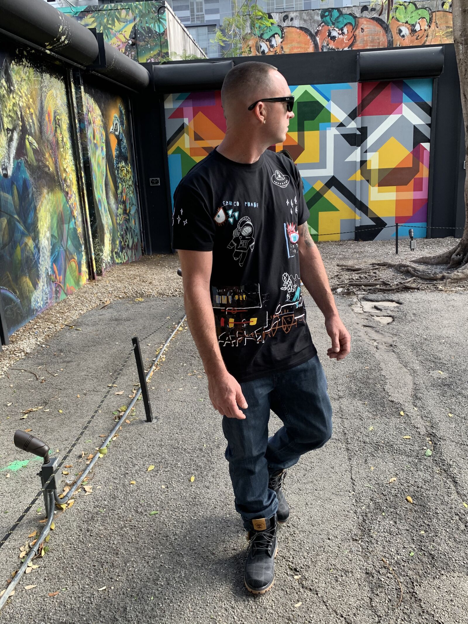 iPhone XR back camera 4.25mm f/1.8 sample photo. Hiphop, graffiti, rapper photography
