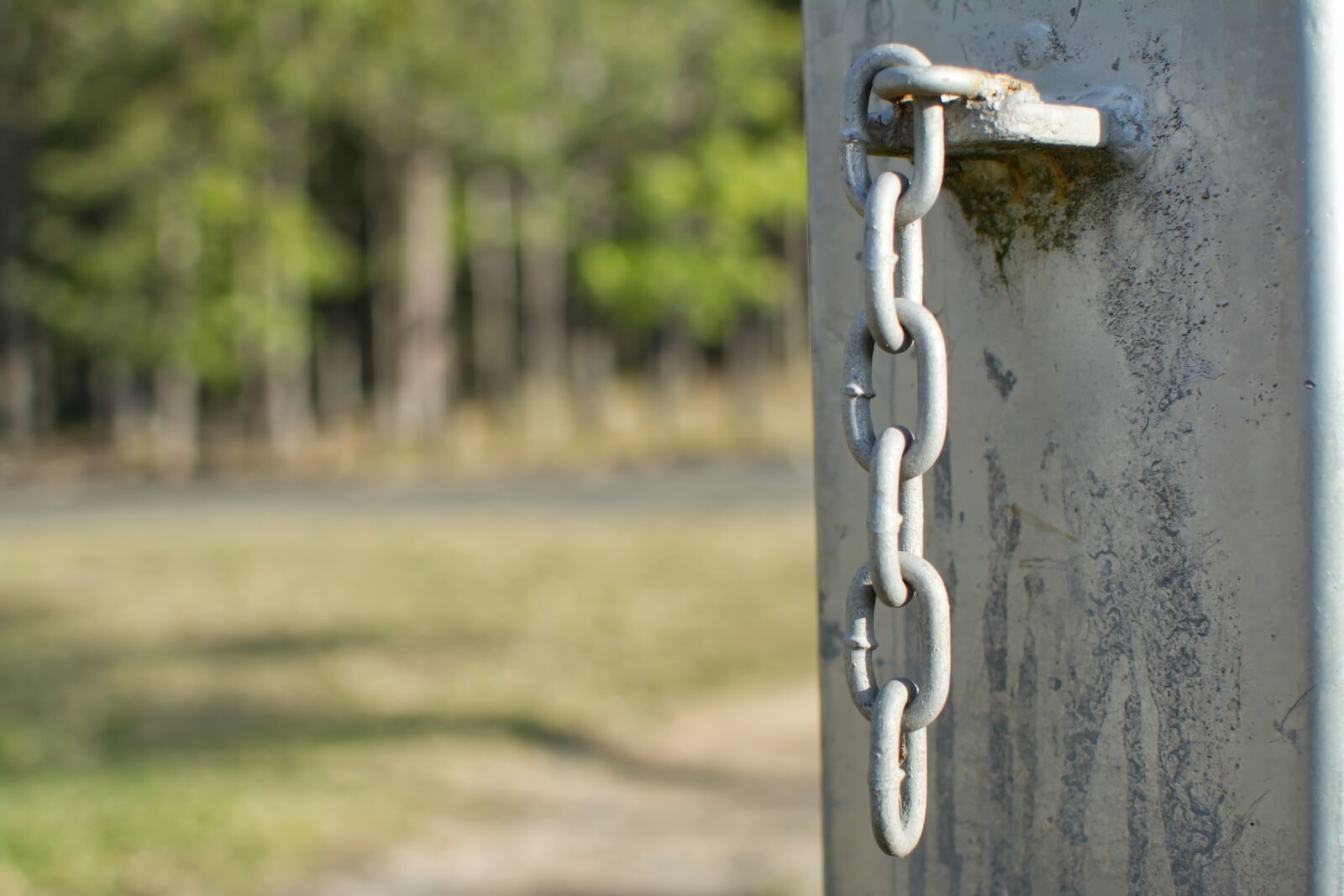 Nikon D5200 sample photo. Chain, links, post photography