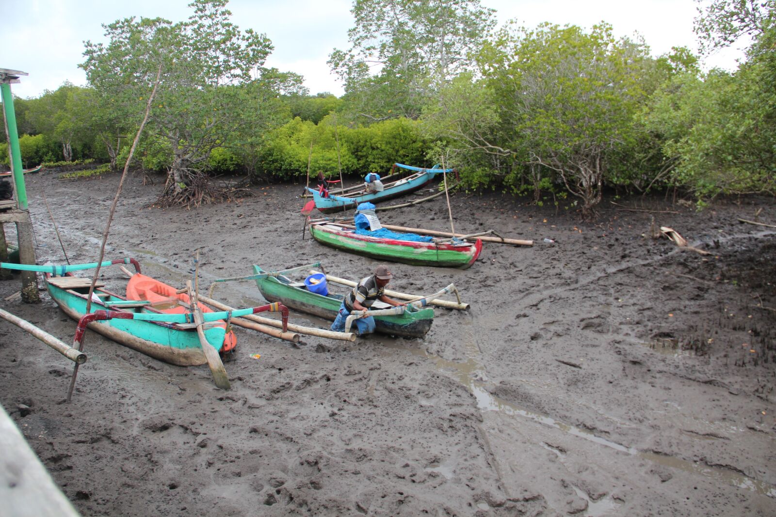 Canon EF-S 18-135mm F3.5-5.6 IS sample photo. Indonesia, boats, mud photography