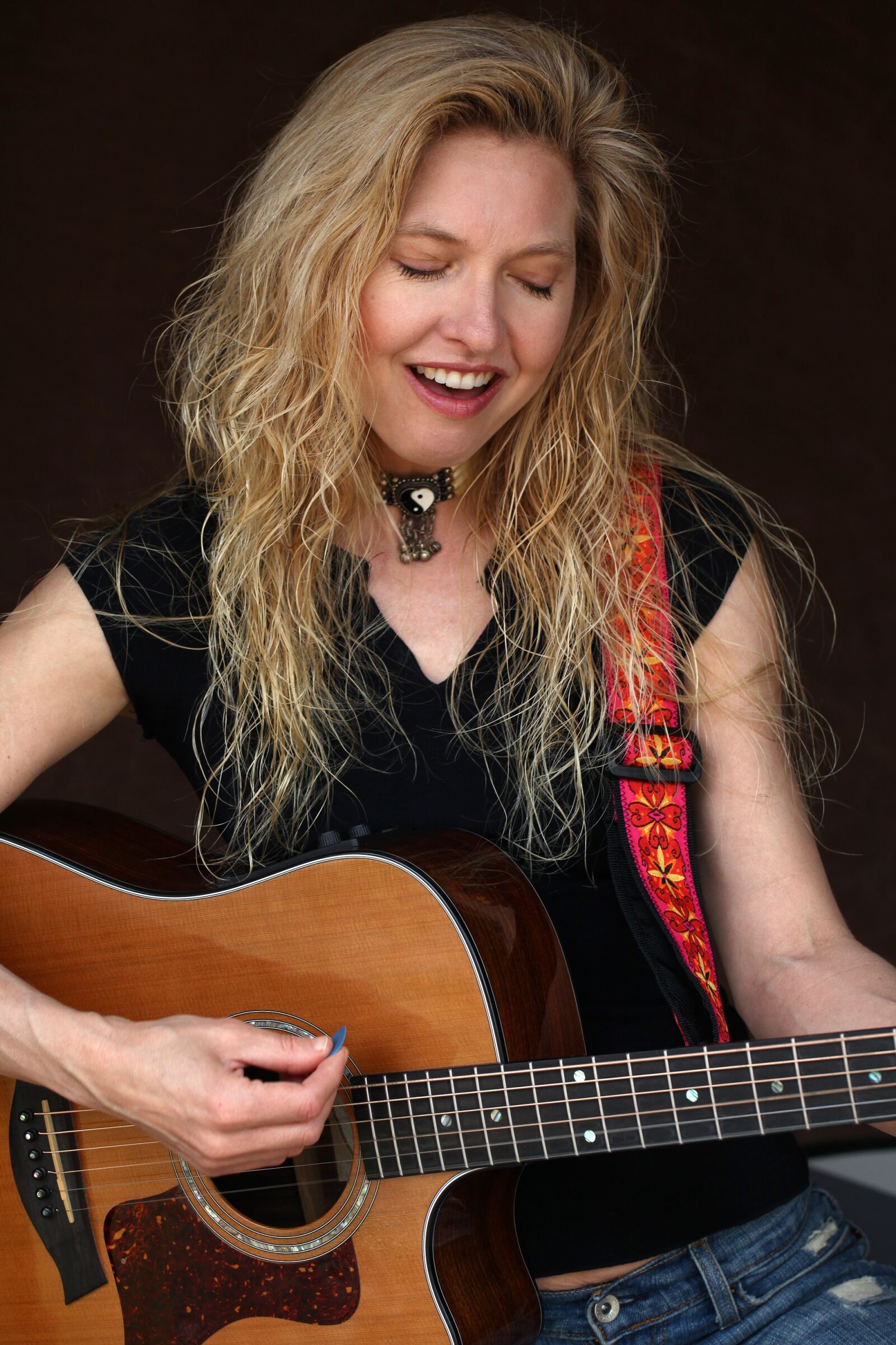Canon EOS 5D Mark II sample photo. Performer, musician, musical photography