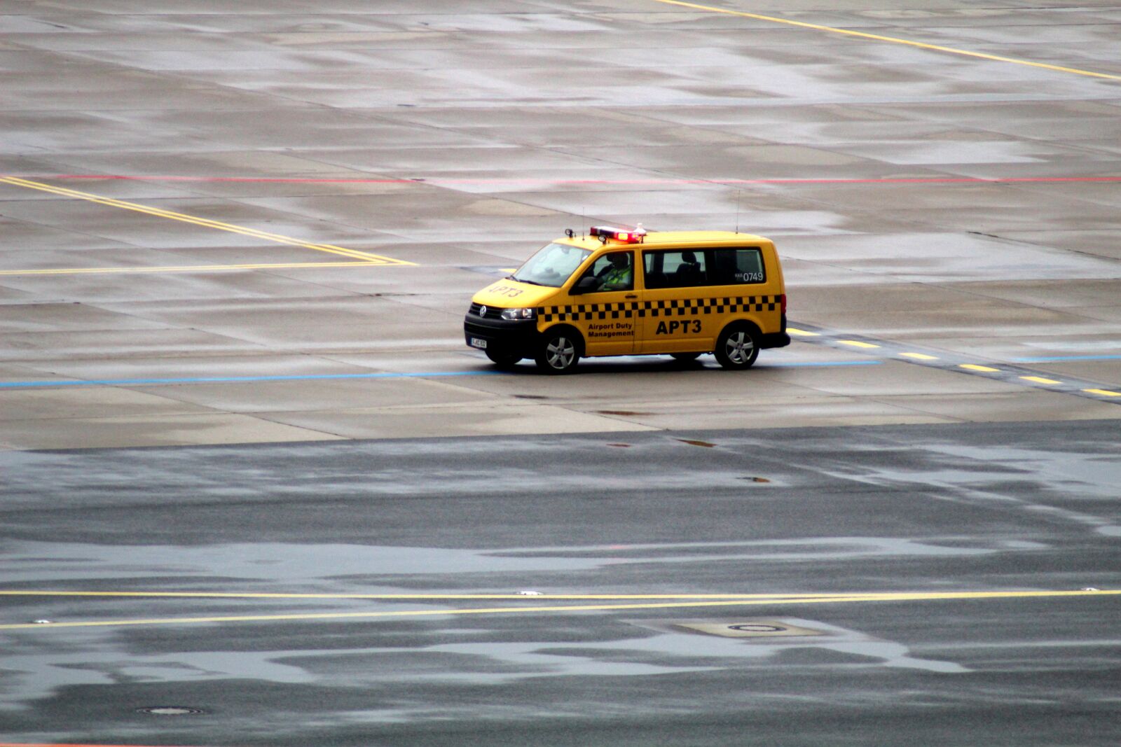 Canon EOS 1300D (EOS Rebel T6 / EOS Kiss X80) sample photo. Vehicle, runway, airport photography