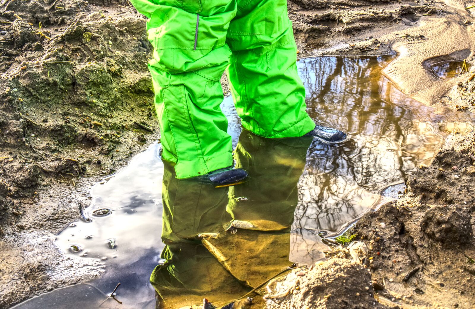 Sony a6000 + Sony E 35mm F1.8 OSS sample photo. Puddle, feet, legs photography