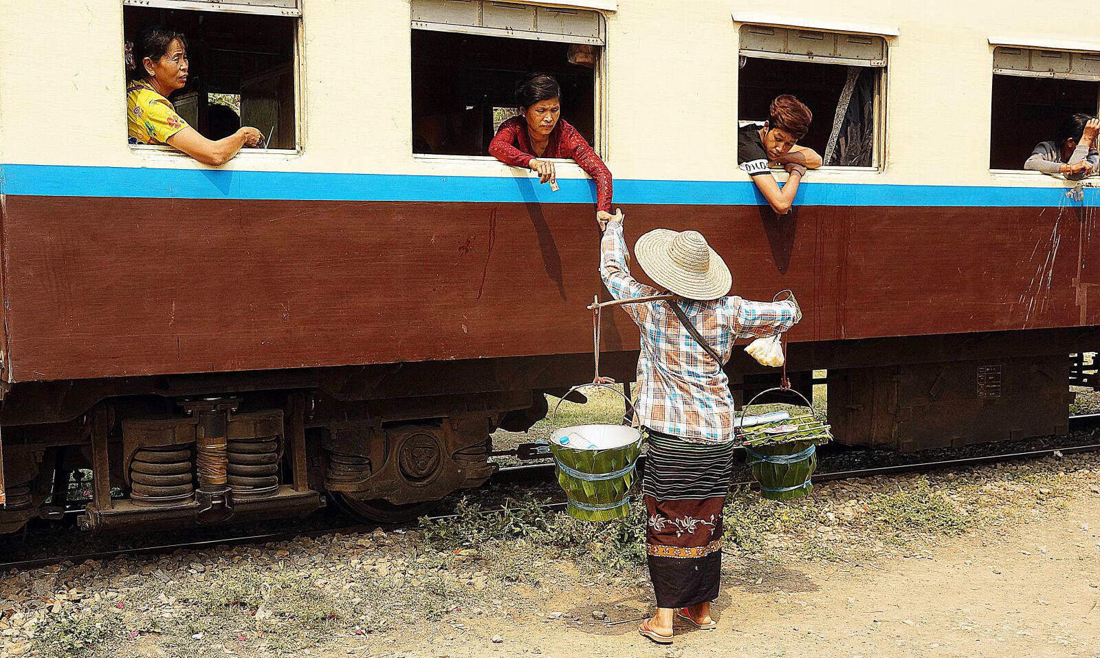Sony Alpha NEX-7 sample photo. Train, station, food photography