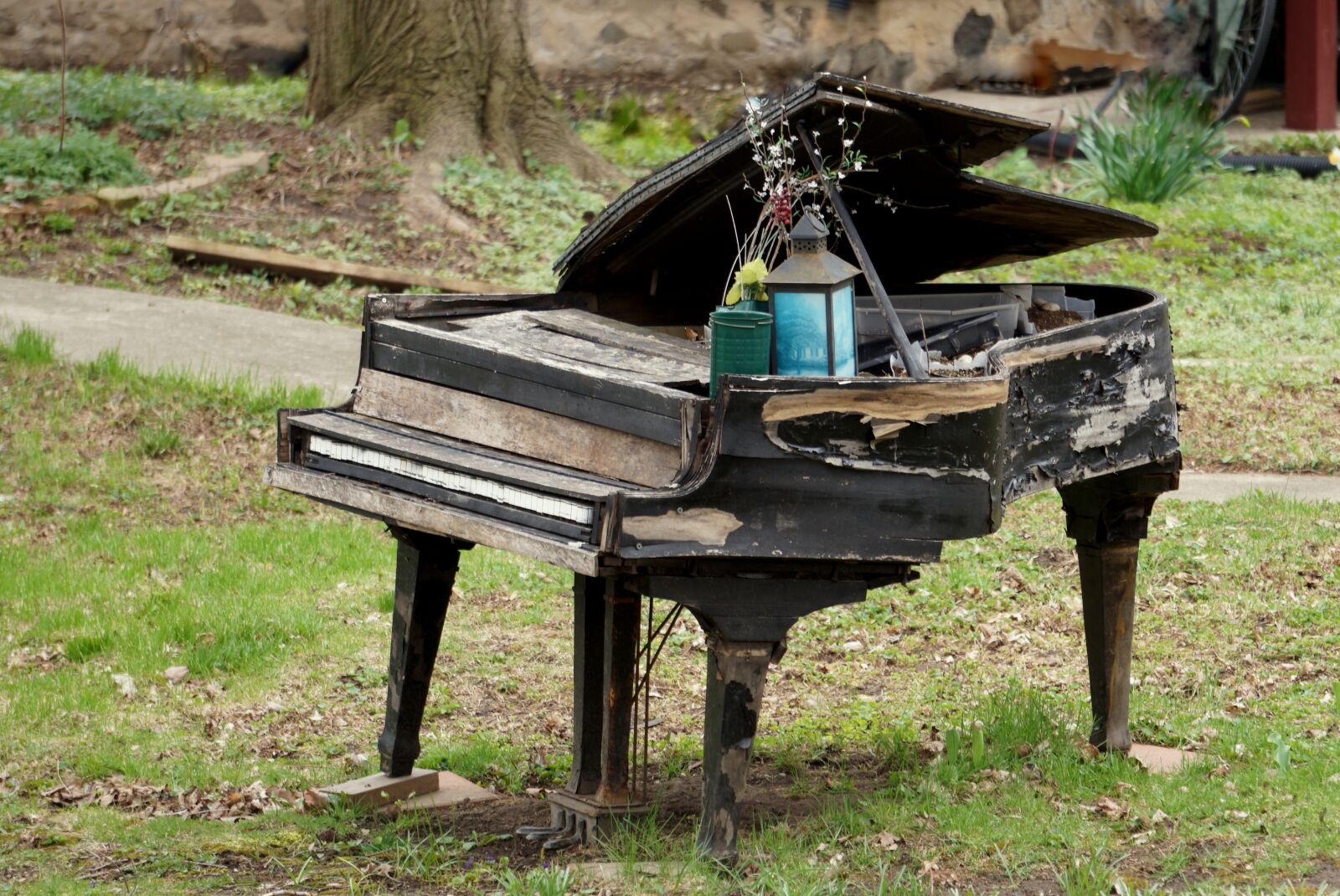 Sony E 55-210mm F4.5-6.3 OSS sample photo. Piano, yard art, dilapidated photography
