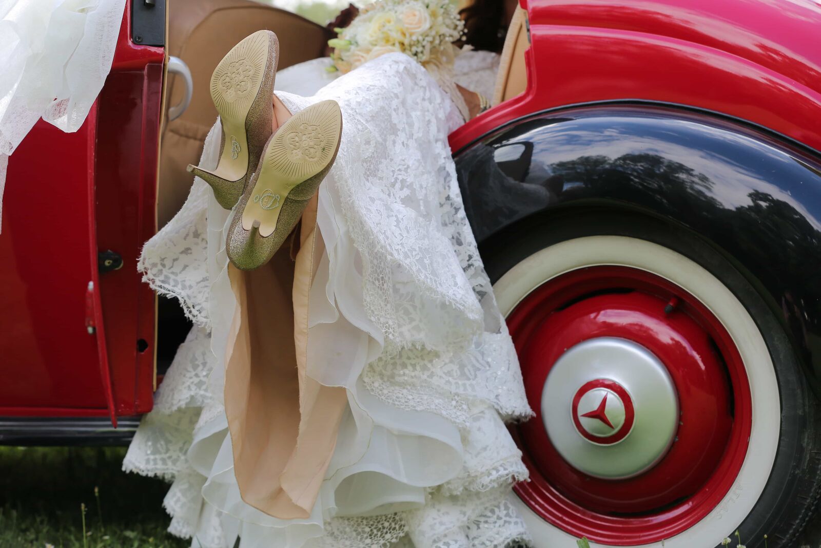 Canon EOS 5D Mark III sample photo. Bride, car, dress, glamour photography