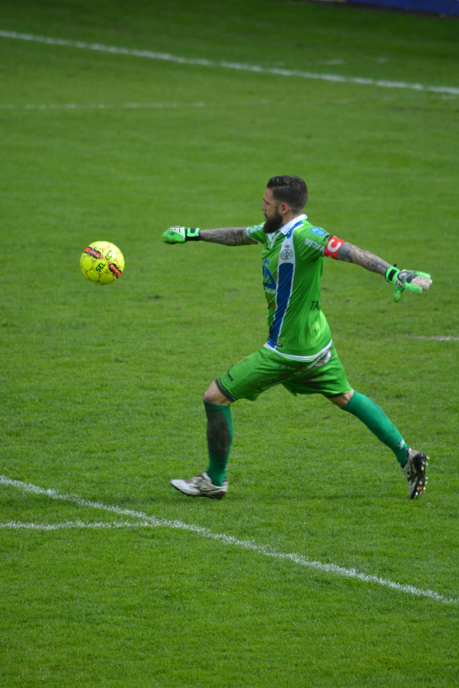 Nikon D5200 sample photo. Footballer, action, ball photography