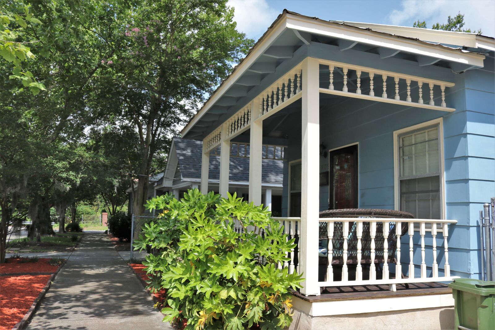 Canon EOS 750D (EOS Rebel T6i / EOS Kiss X8i) + Canon EF-S 18-55mm F3.5-5.6 IS STM sample photo. Front porch, americana, historic photography