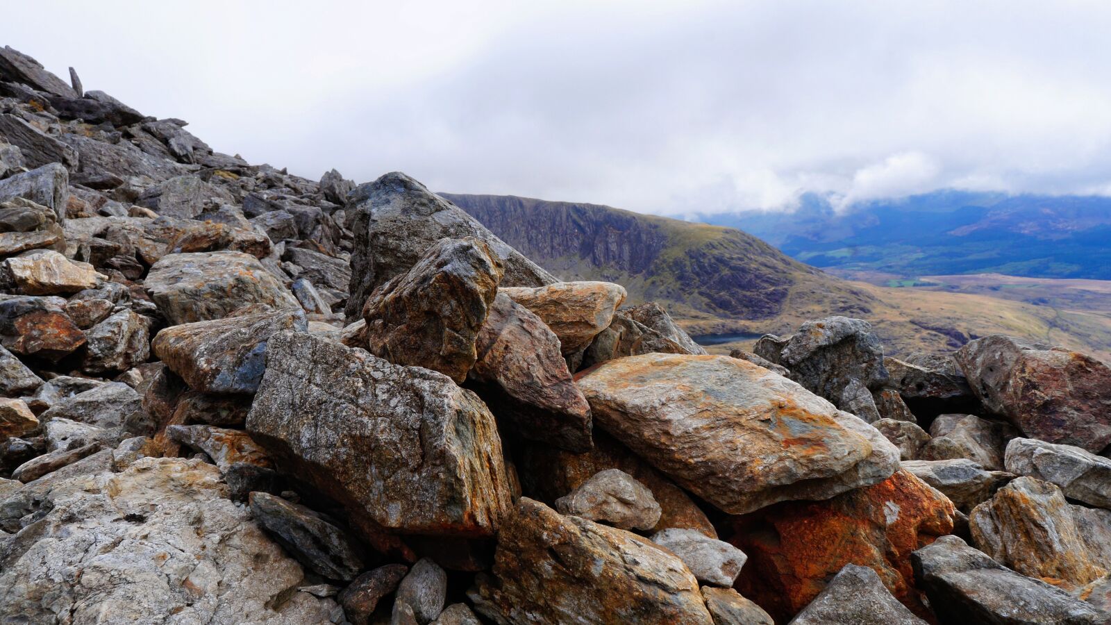 Sony Alpha a3000 + Sony E 18-55mm F3.5-5.6 OSS sample photo. Rocks, mountains, clouds photography