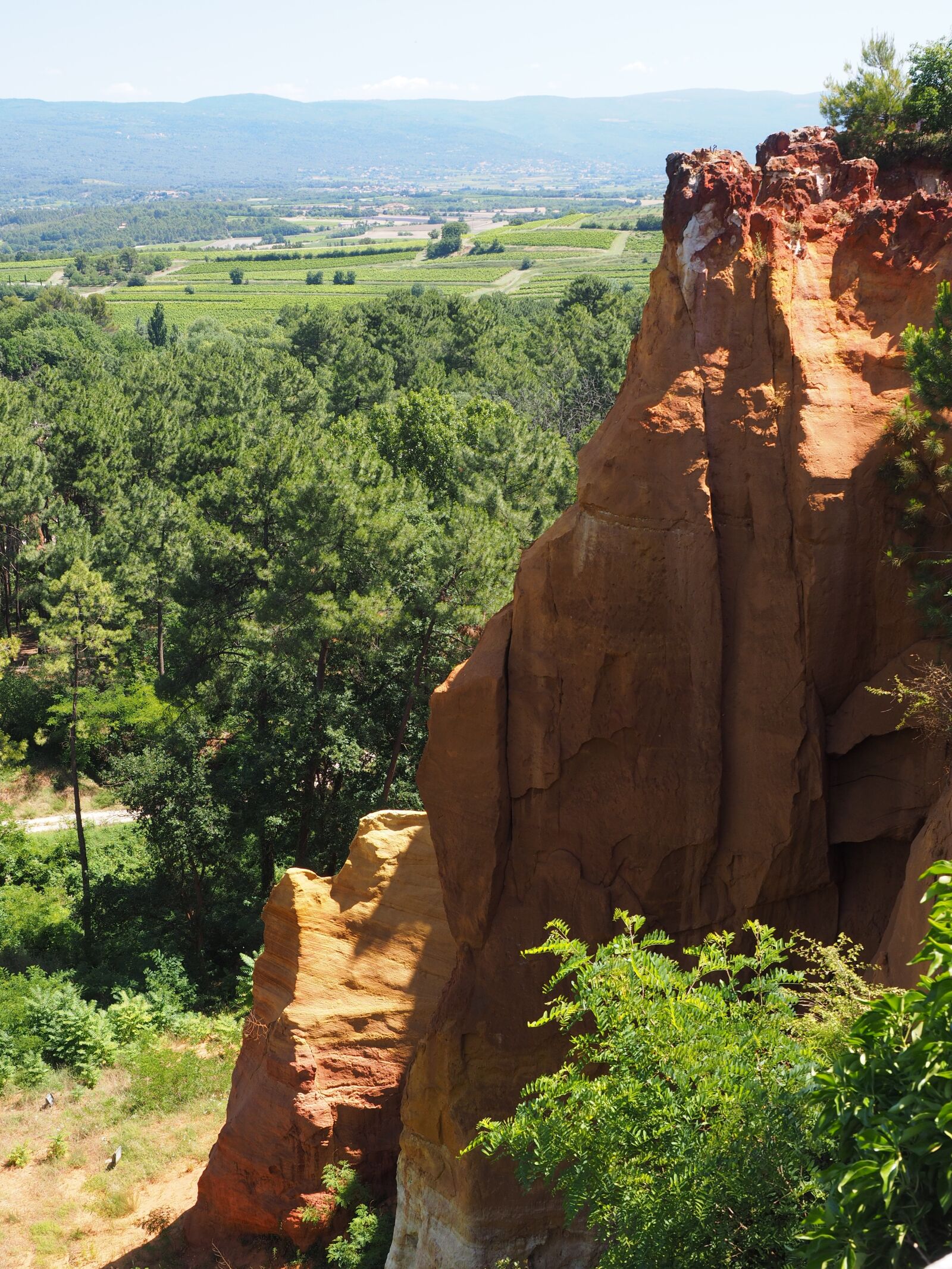 Olympus OM-D E-M1 + Olympus M.Zuiko Digital ED 12-40mm F2.8 Pro sample photo. Ocher rocks, ocher, roussillon photography