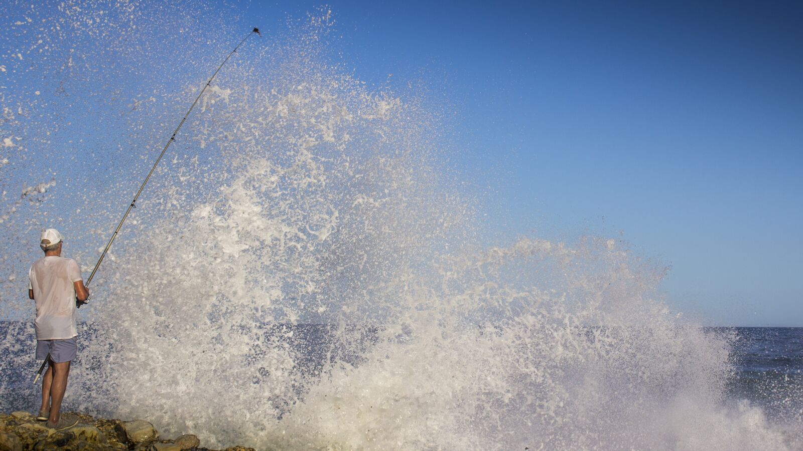 Canon EOS 600D (Rebel EOS T3i / EOS Kiss X5) sample photo. Fishing, surprise, giant wave photography