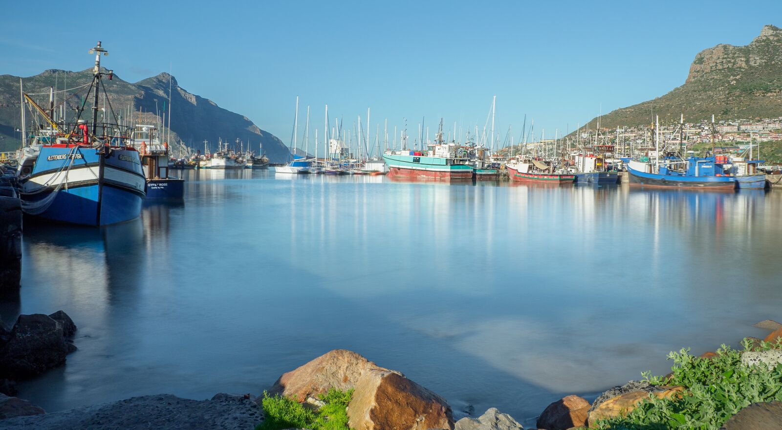 Olympus M.Zuiko Digital ED 12-100mm F4.0 IS Pro sample photo. Hout bay harbour, sea photography