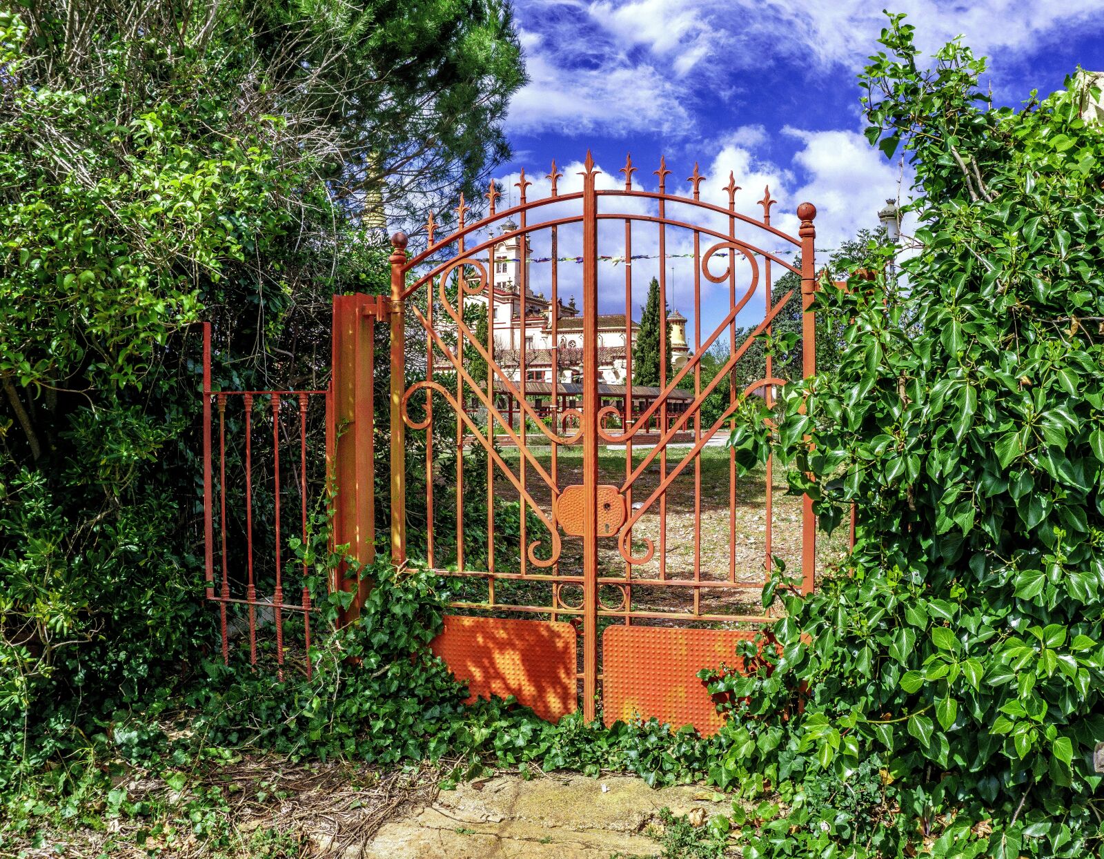 Sony E 16-50mm F3.5-5.6 PZ OSS sample photo. Door, iron, metal photography