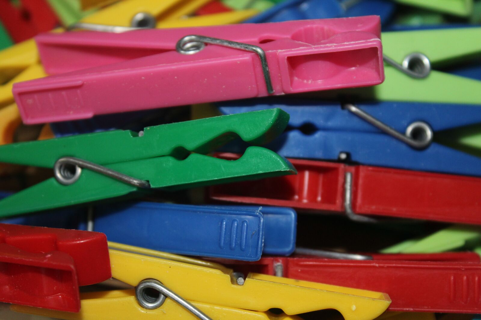Canon EOS 1200D (EOS Rebel T5 / EOS Kiss X70 / EOS Hi) sample photo. Clothespins, clamp, laundry photography