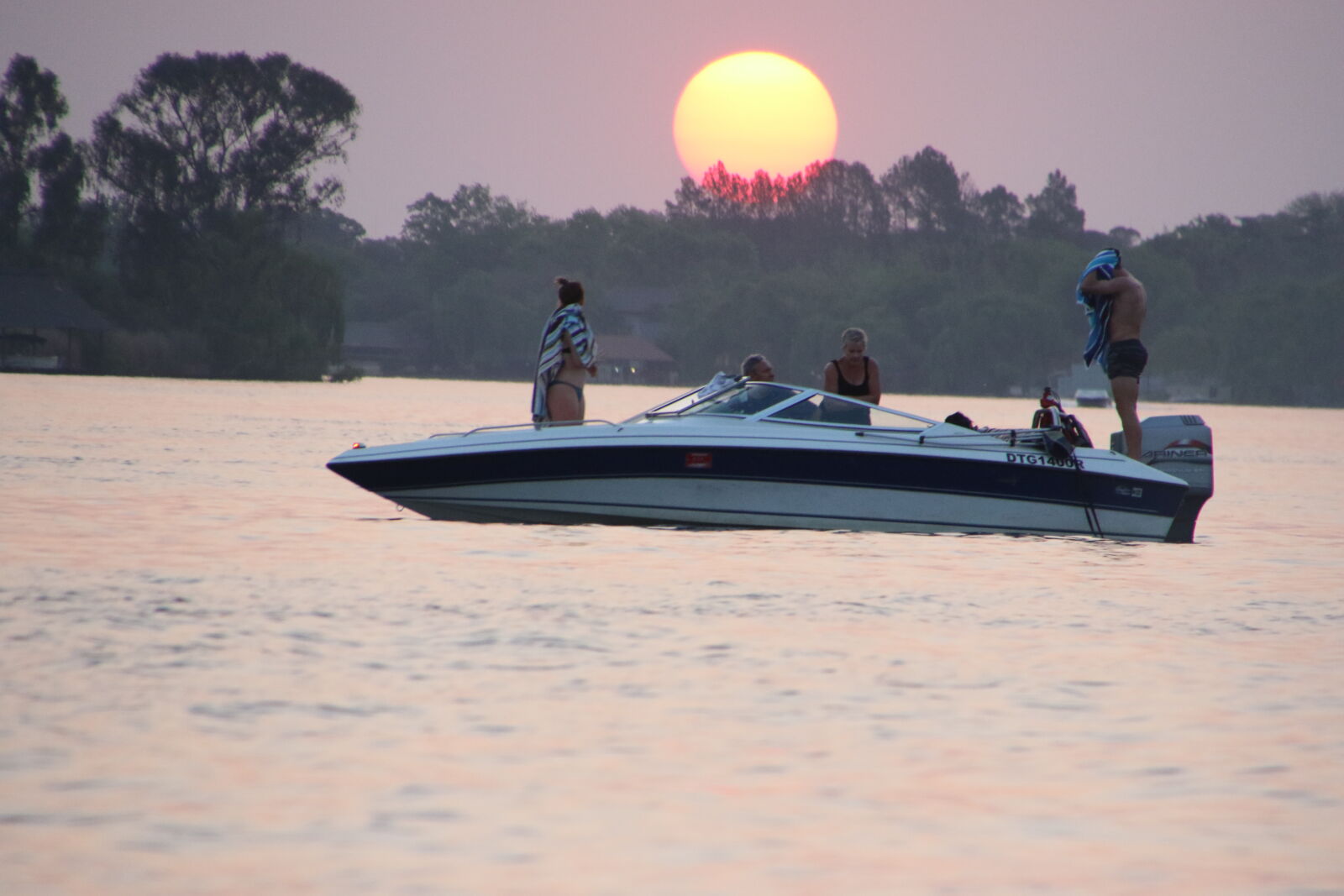 Canon EOS 7D Mark II sample photo. Afternoon, boat, circle, cruise photography