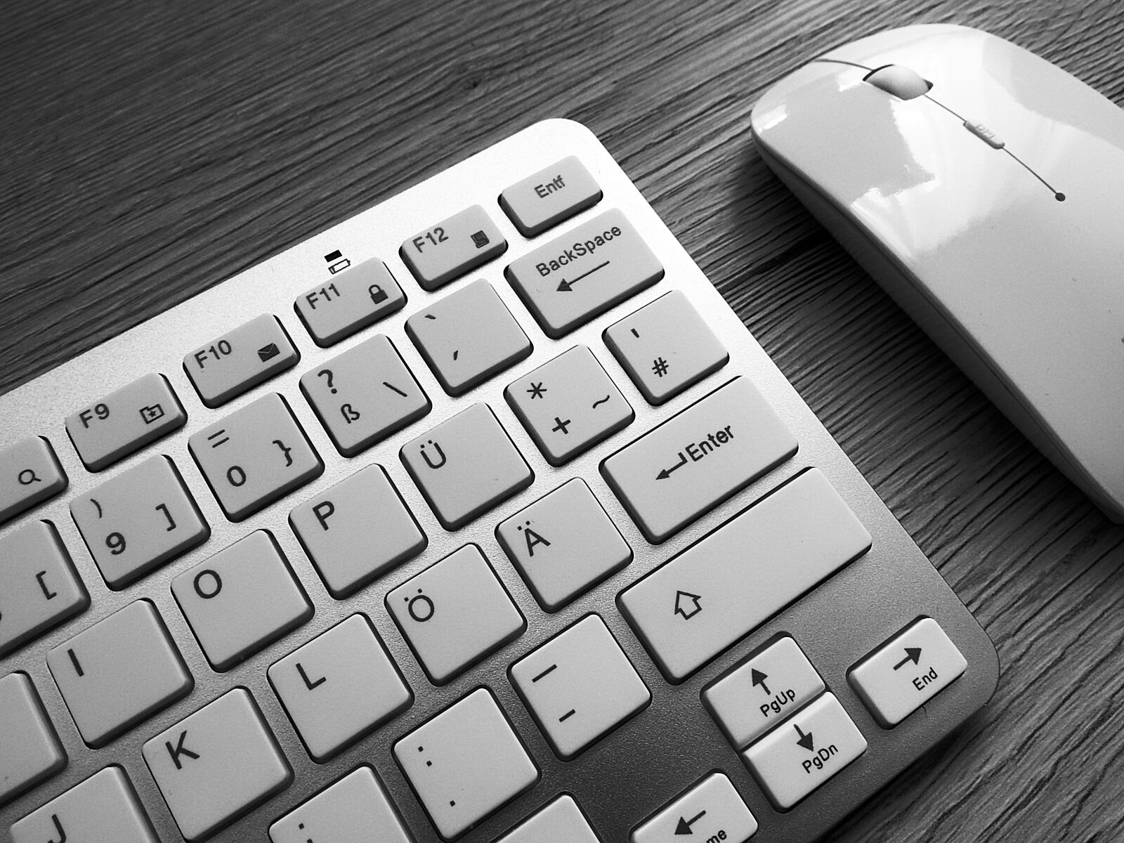 Nikon Coolpix P610 sample photo. Keyboard, mouse, desk photography