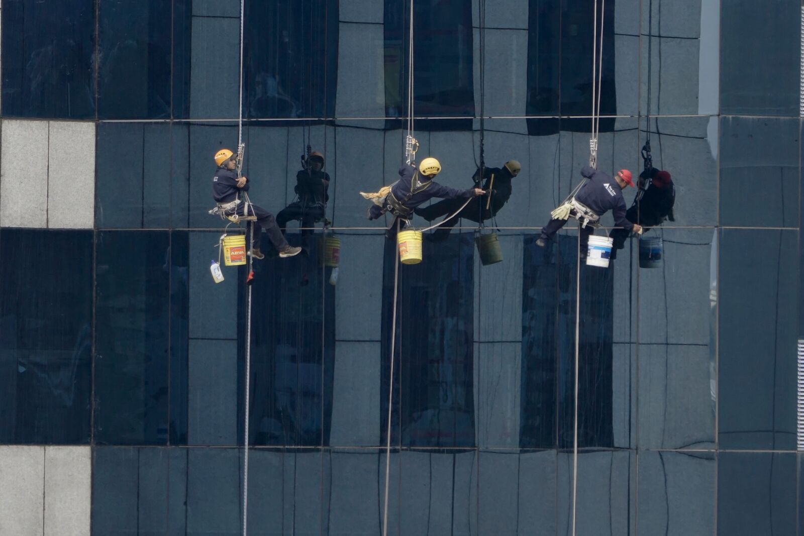 Sony FE 70-300mm F4.5-5.6 G OSS sample photo. Window cleaner, window cleaning photography