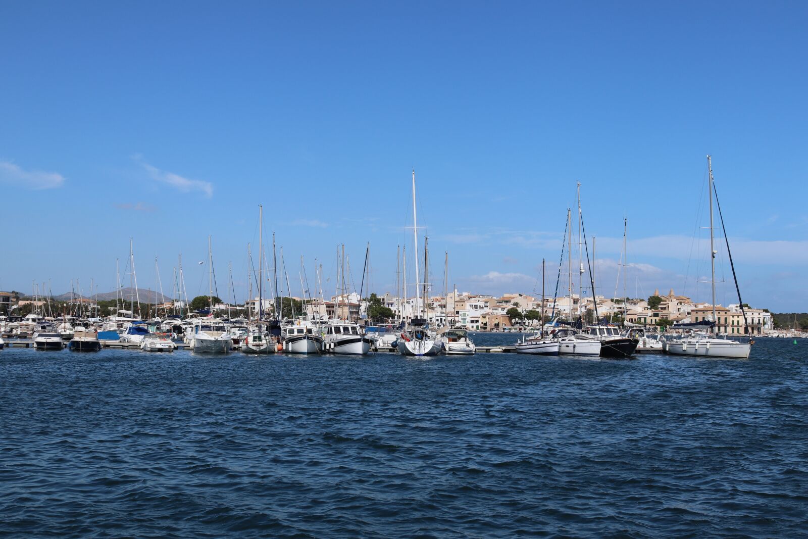Canon EOS 200D (EOS Rebel SL2 / EOS Kiss X9) sample photo. Ships, sea, village photography