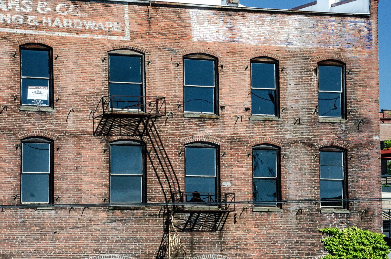 Nikon D5100 sample photo. Windows and wall, brick photography