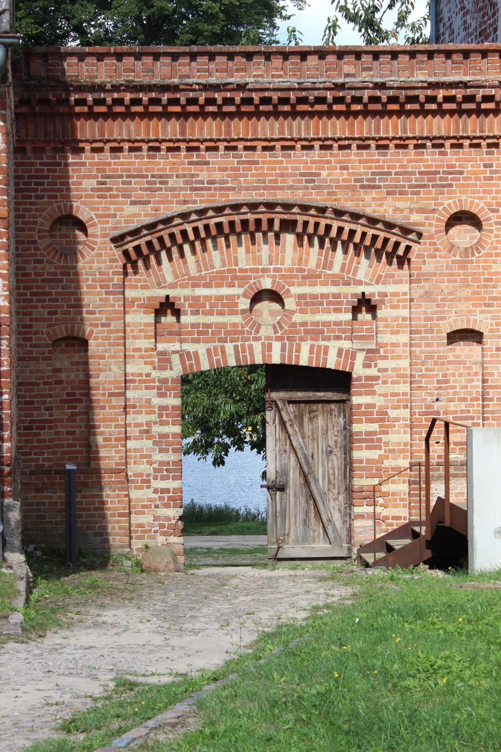 Canon EOS 600D (Rebel EOS T3i / EOS Kiss X5) sample photo. Goal, passage, architecture photography