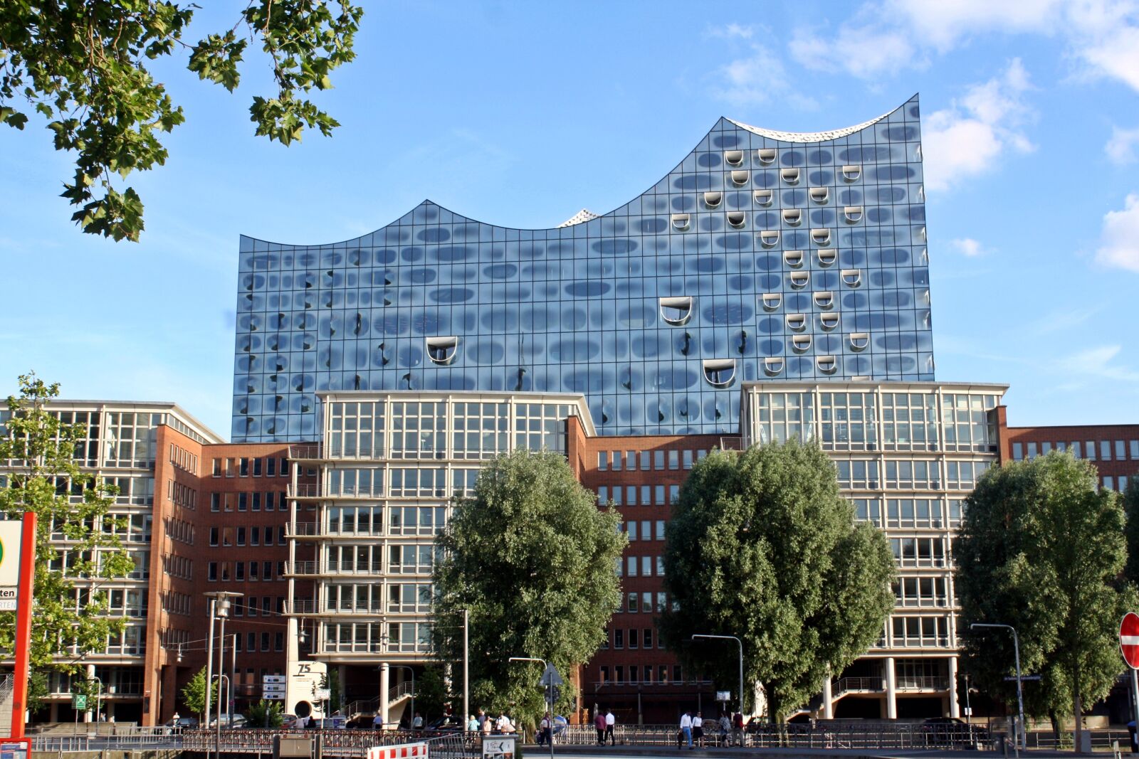 Canon EOS 1000D (EOS Digital Rebel XS / EOS Kiss F) sample photo. Elbe philharmonic hall, hamburg photography