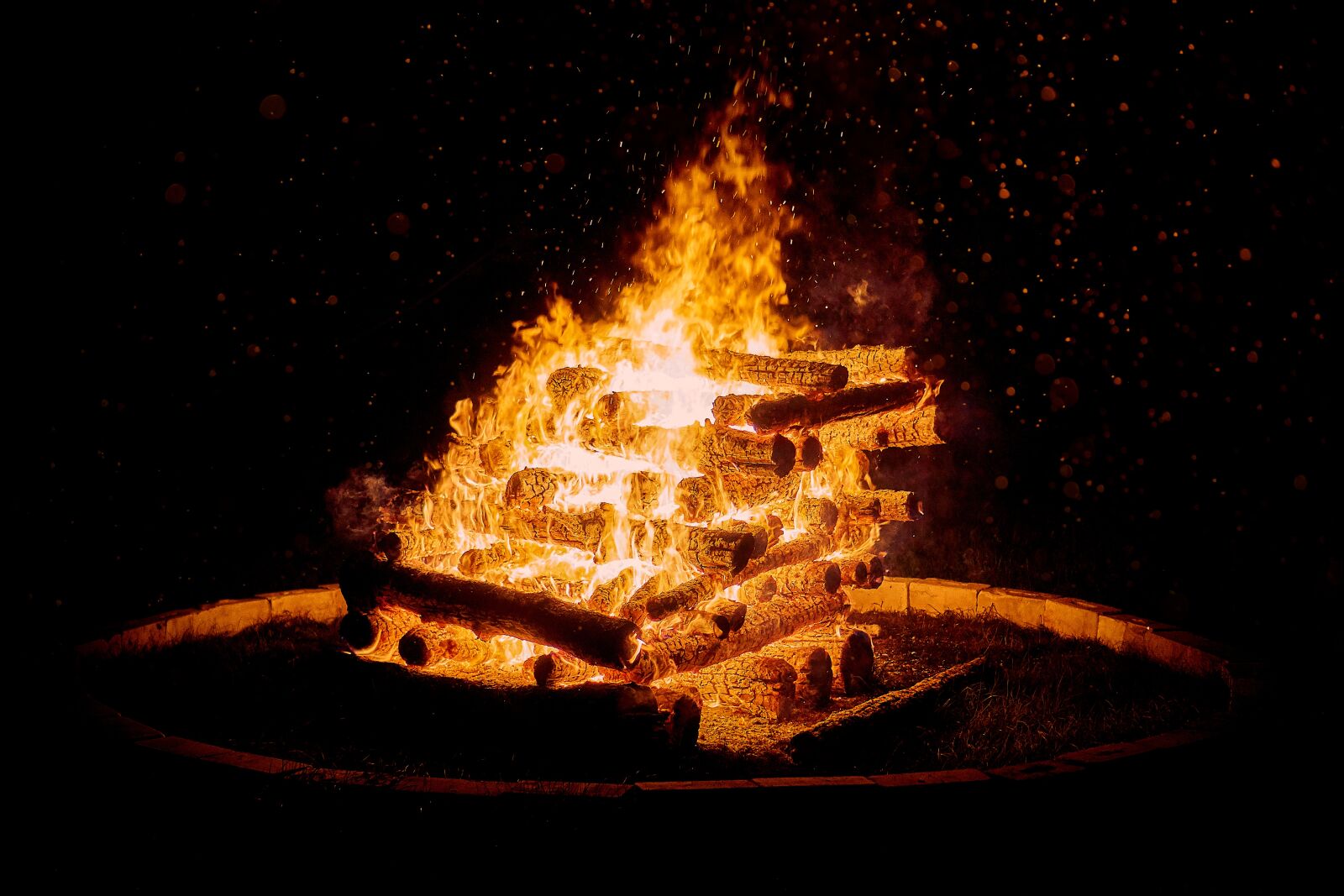 Sony E 35mm F1.8 OSS sample photo. Easter fire, wood, heat photography