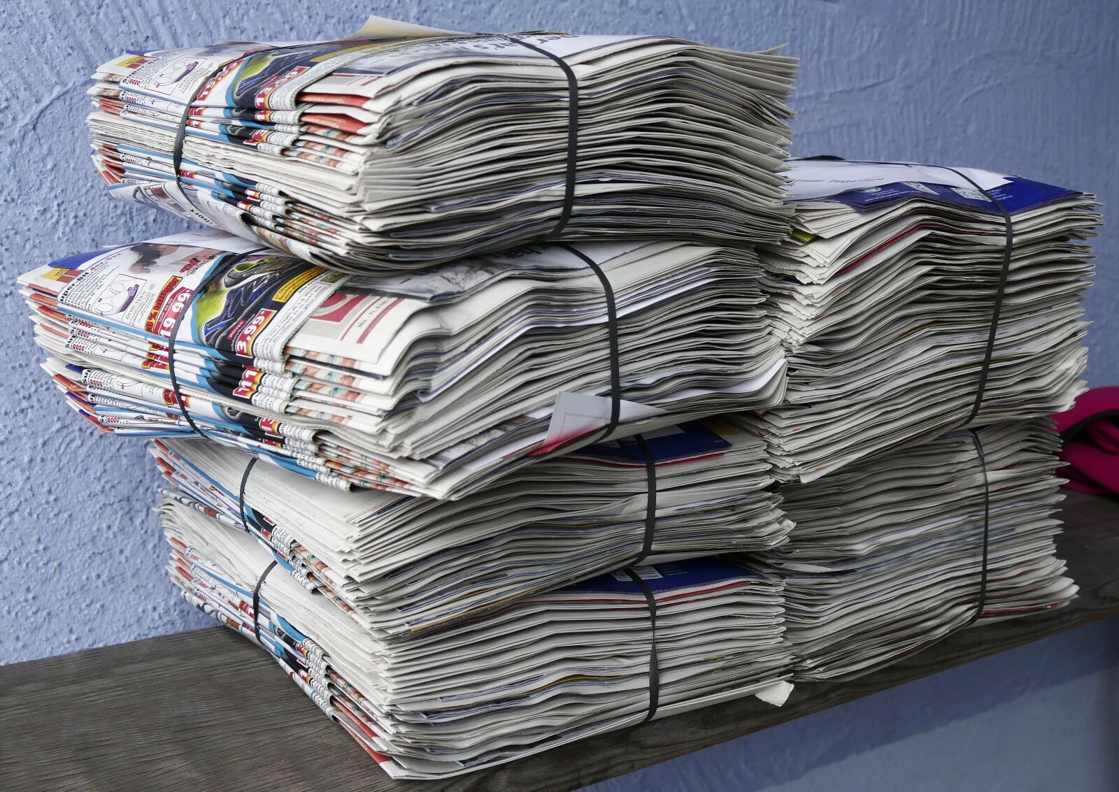 Panasonic Lumix DMC-FZ1000 sample photo. Newspapers, brochures, stack photography