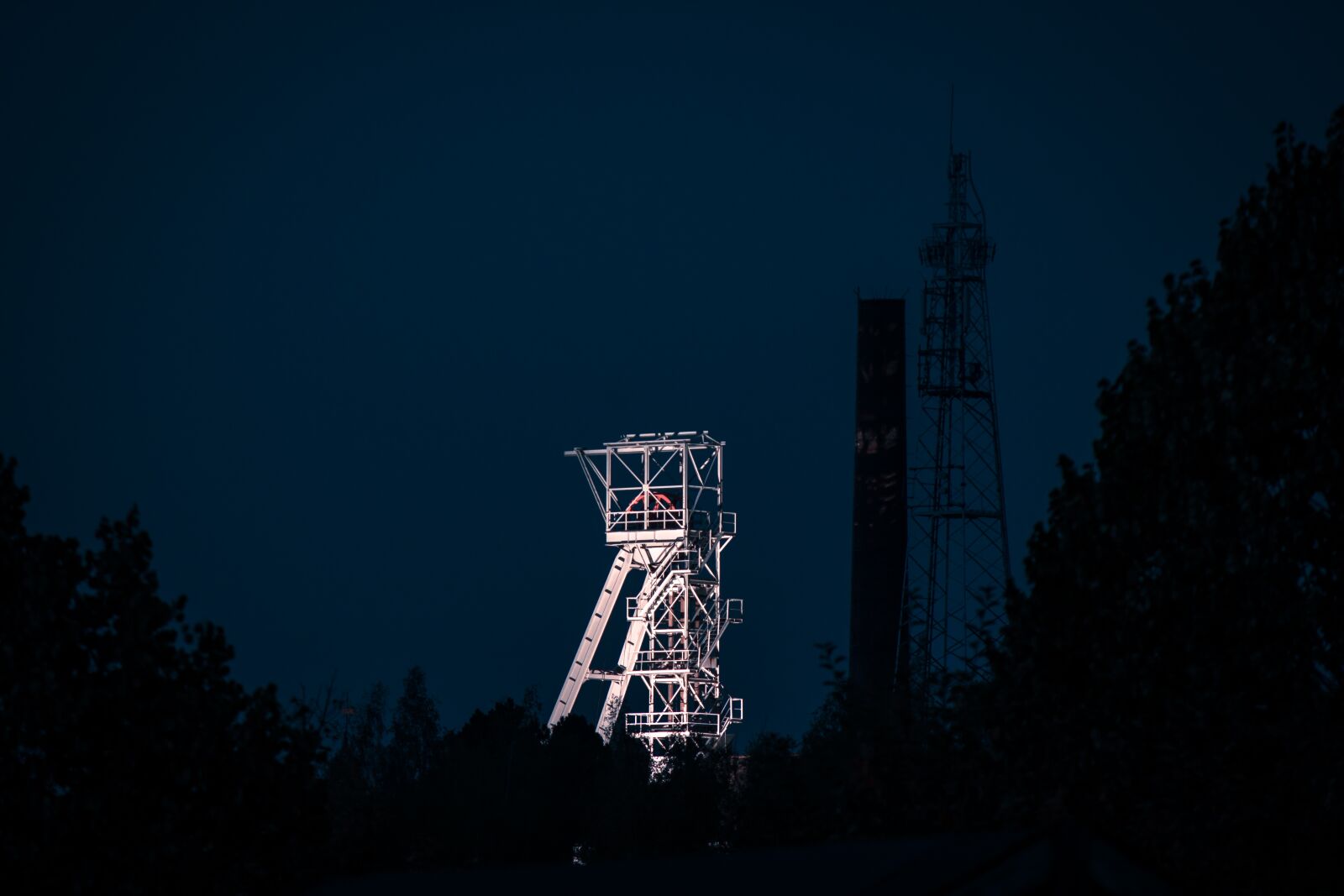 Canon EOS 750D (EOS Rebel T6i / EOS Kiss X8i) + Canon EF-S 55-250mm F4-5.6 IS sample photo. Headframe, mining, tower photography